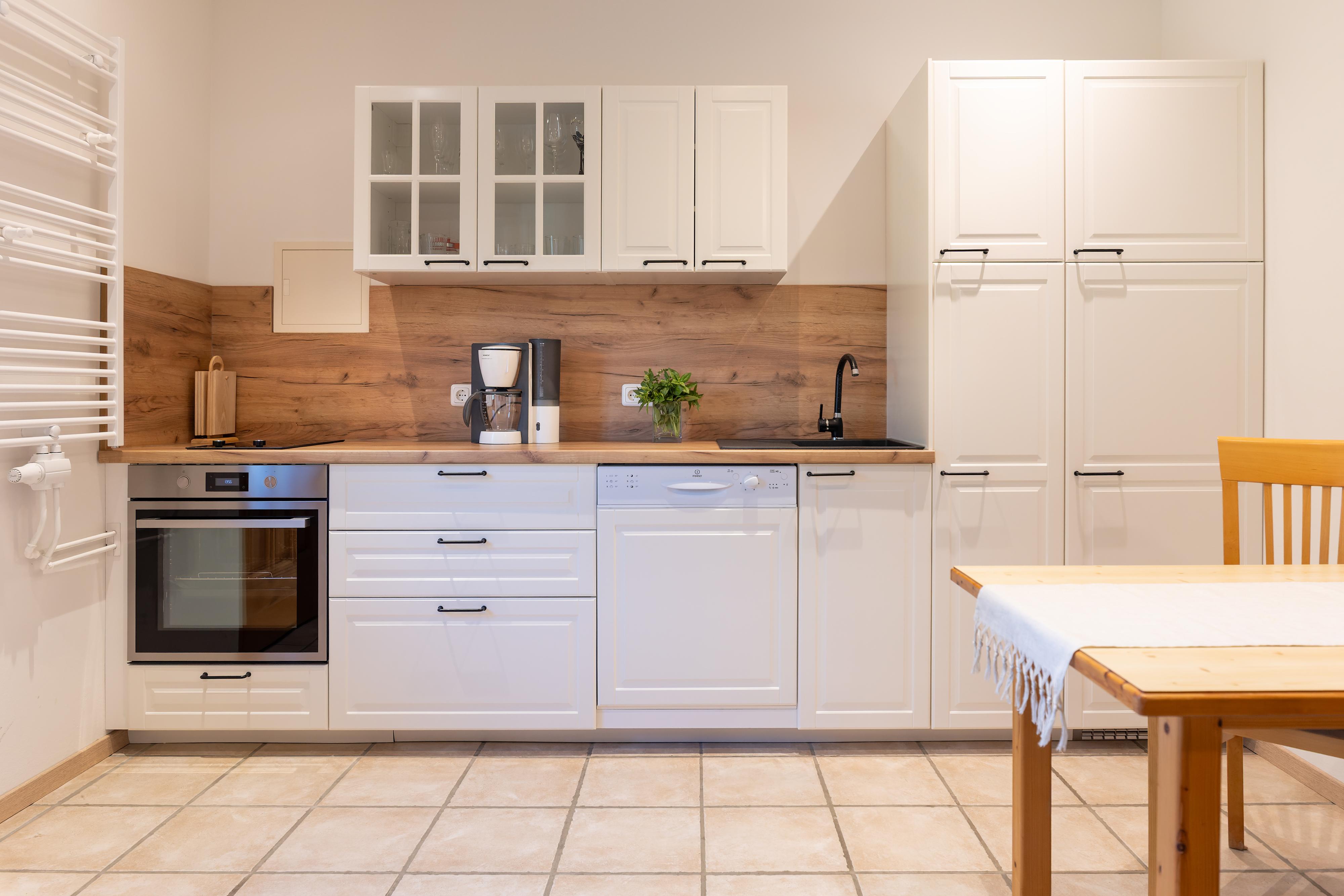 počitnice na kmetiji - Štajerska - Helle Küche im Landhausstil vollwertig ausgestattet mit nettem Essplatz. - Landhaus Bender  Frühlingsangebot