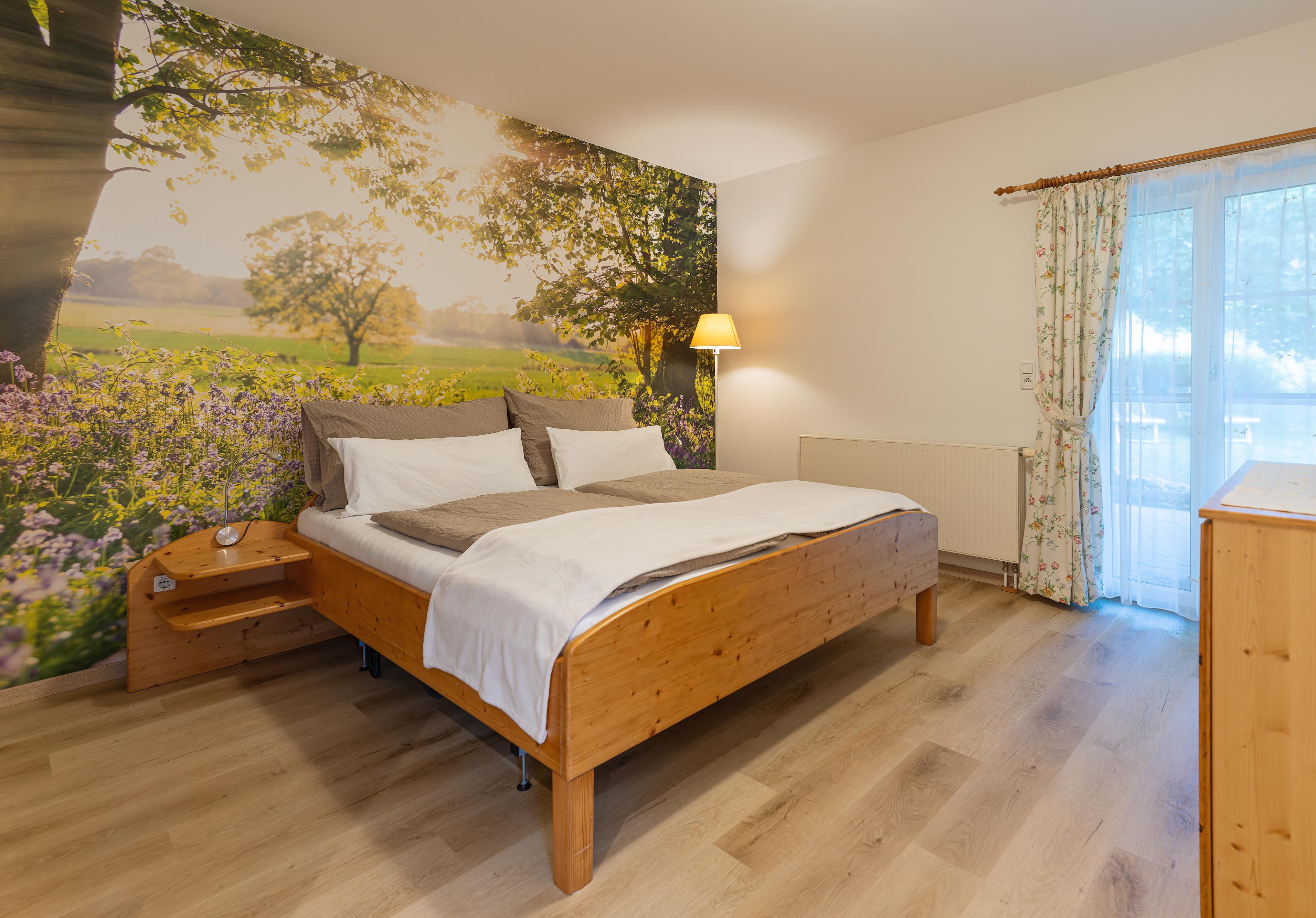 počitnice na kmetiji - Štajerska - großes Schlafzimmer in Naturholz mit schöner Wandtapete und Terrasse mit Garten. - Landhaus Bender  Frühlingsangebot