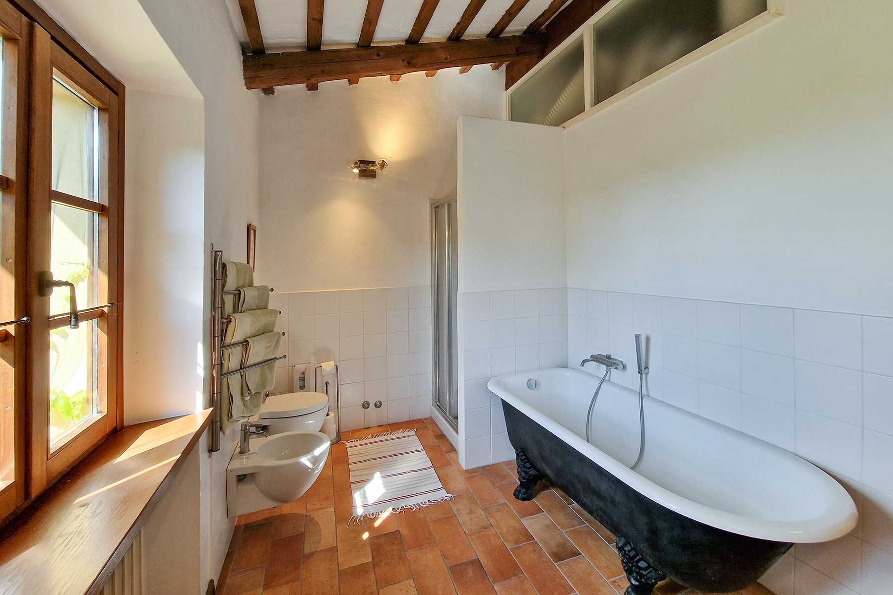Unterkunft: Badezimmer mit Dusche und Badewanne und.... toller Aussicht! - Wohnung Robinia