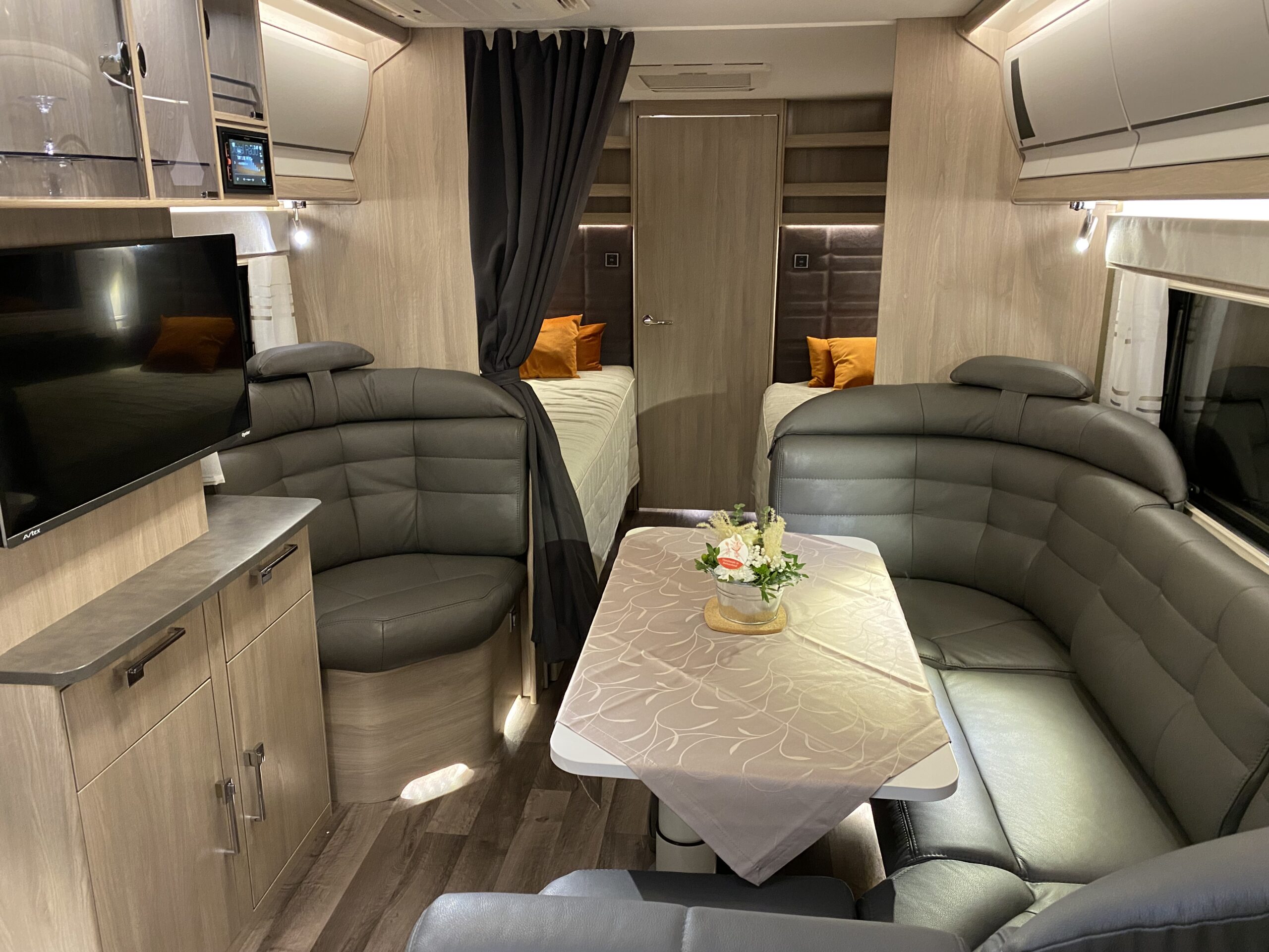 Unterkunft: Wohnzimmer - Übernachten im Luxus Wohnwagen von KABE