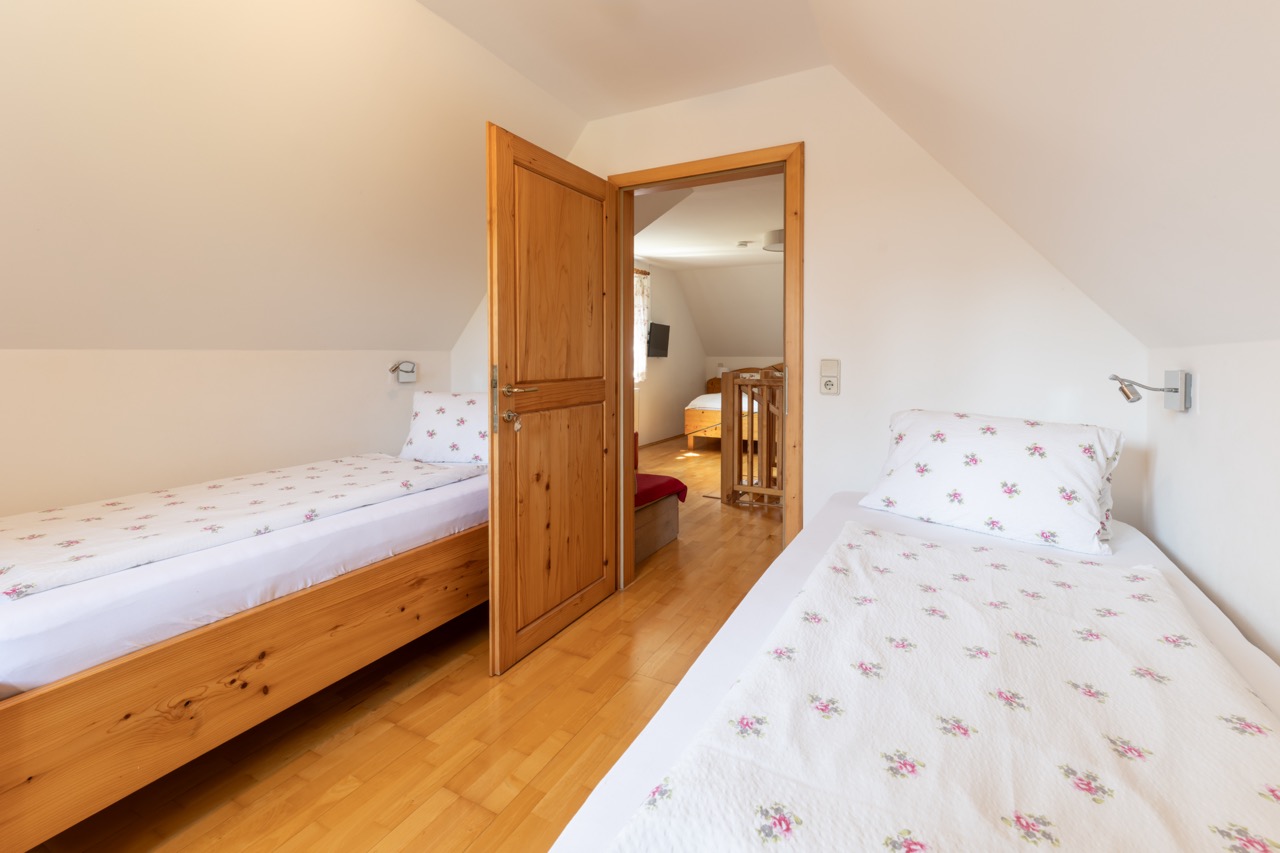 odmor na imanju - Südsteiermark - Schlafzimmer mit Verbindungstür und  2 Einzelbetten - Landhaus Bender Wohnung Familienglück