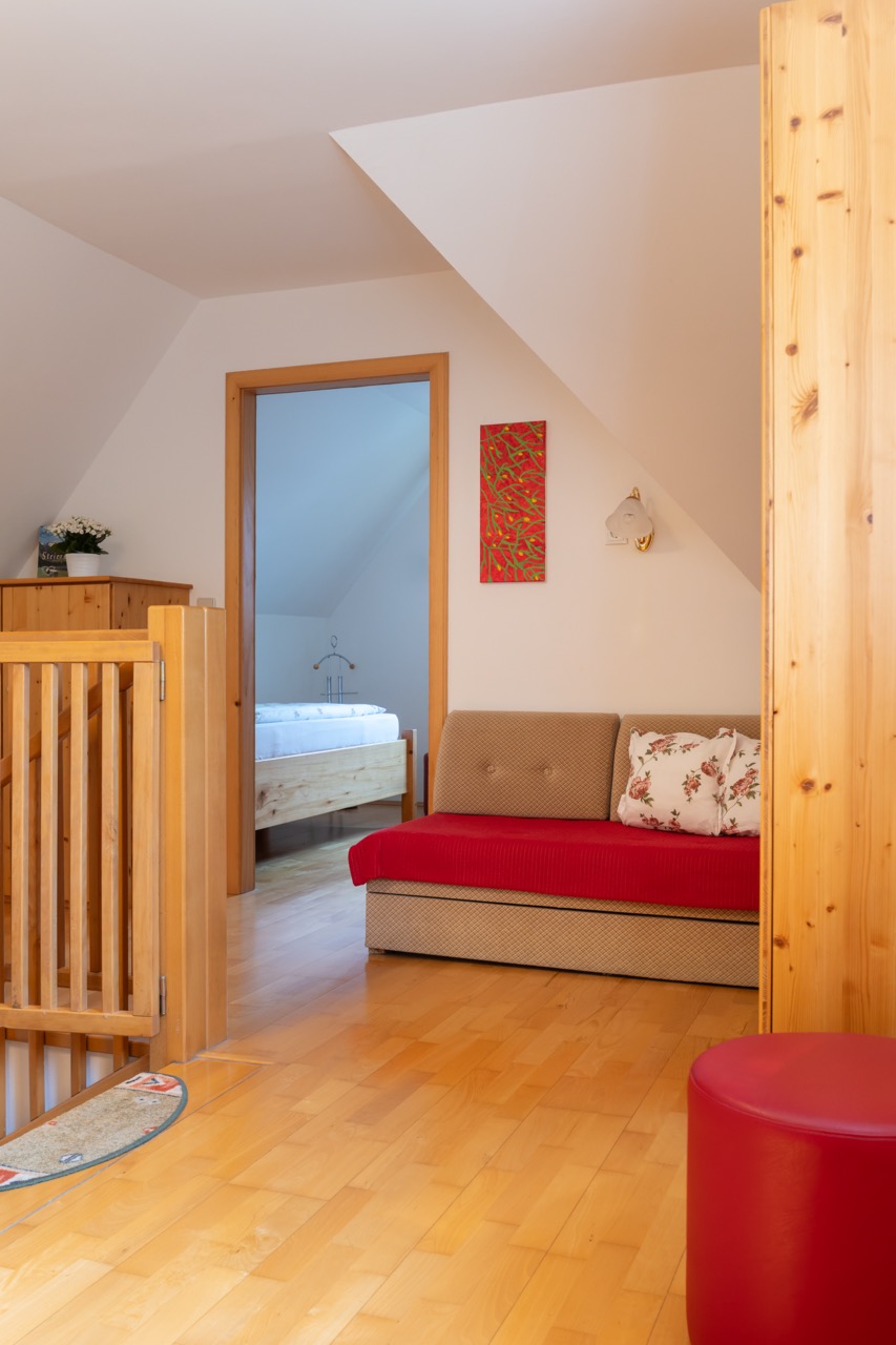 odmor na imanju - Südsteiermark - Stiegenhaus mit Sofa - Landhaus Bender Wohnung Familienglück