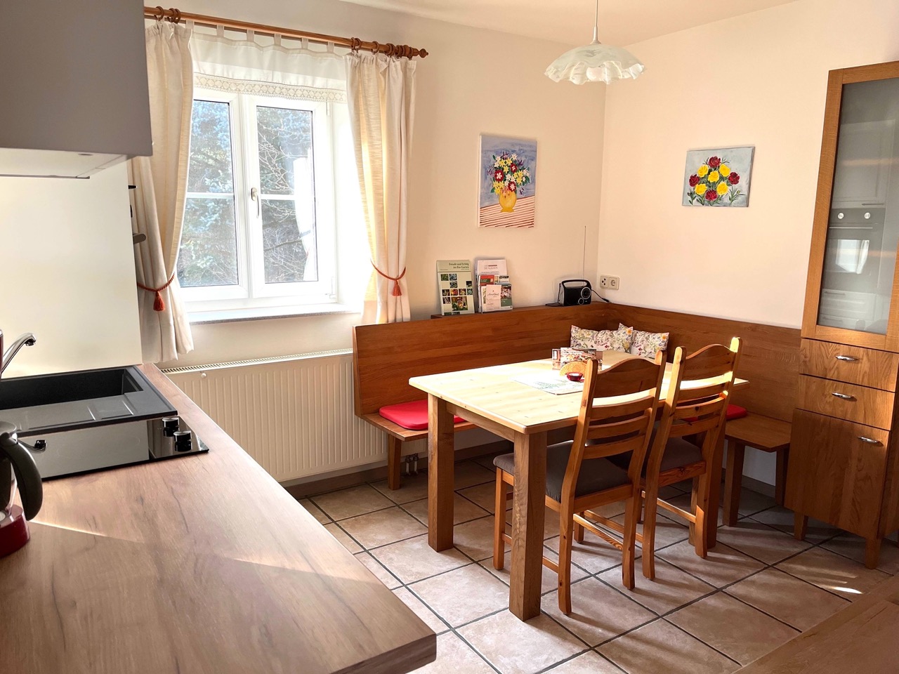 odmor na imanju - Südsteiermark - Heller Essplatz mit Holztisch und Stühlen mit Fenster und Küche - Landhaus Bender Wohnung Familienglück