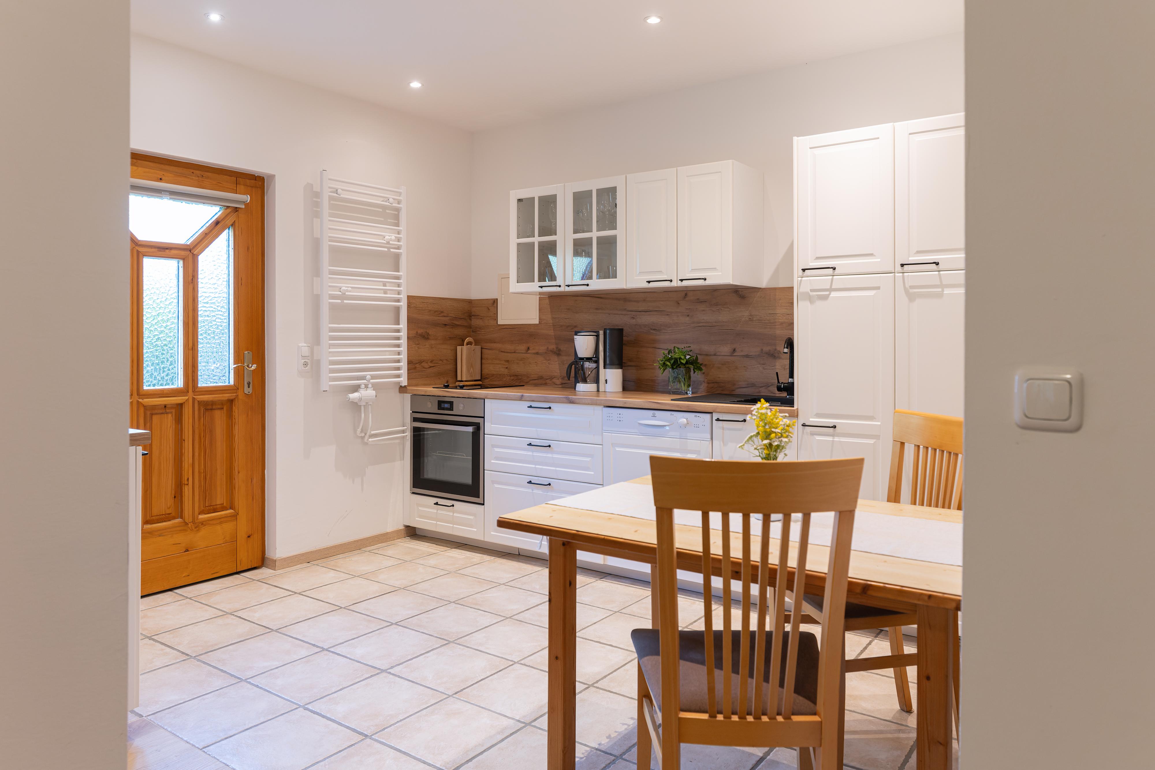 odmor na imanju - Südsteiermark - Geräumige helle Küche mit Glastür und Essplatz - Landhaus Bender Wohnung Gartenlust - barrierefrei