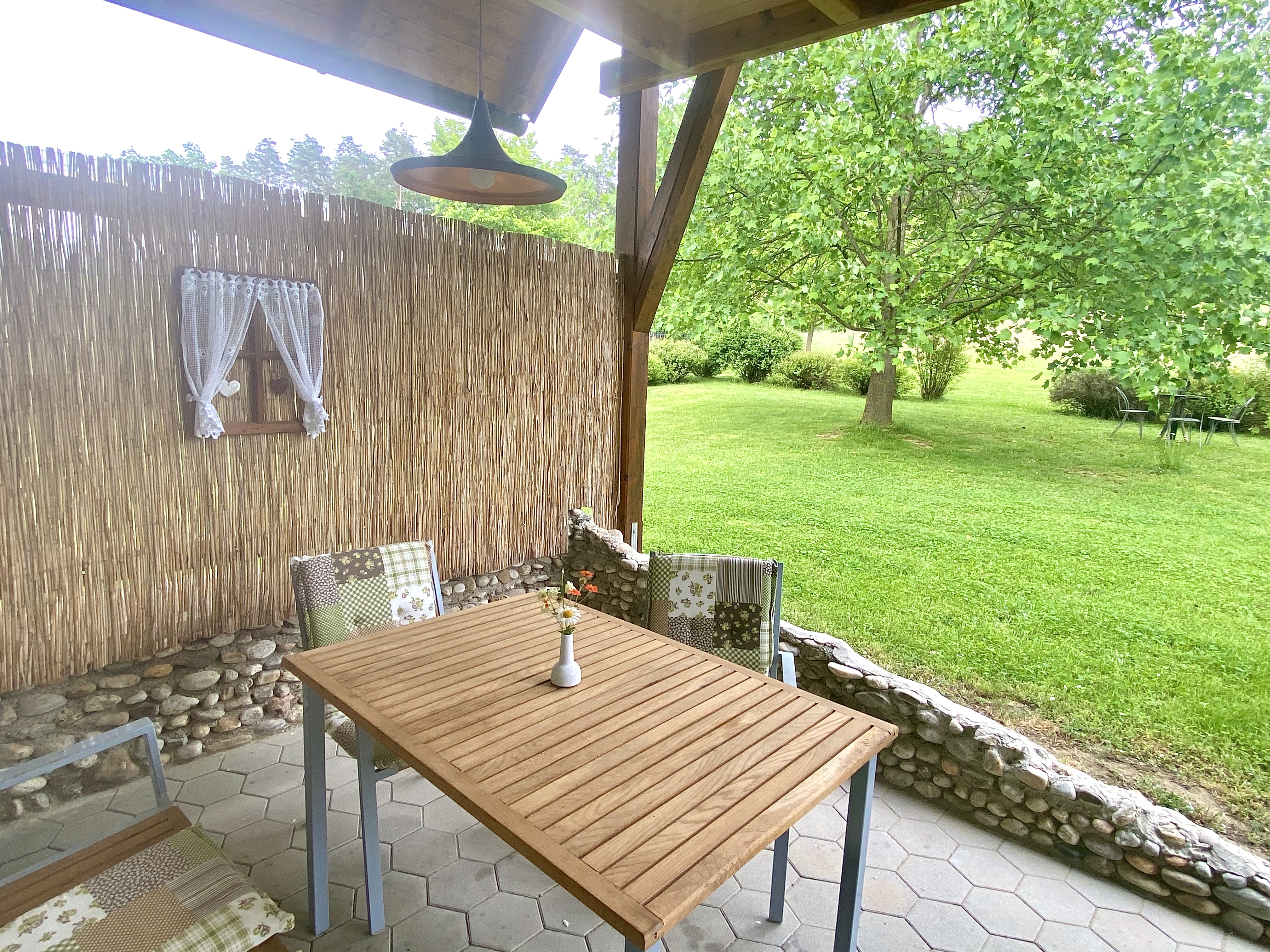 Unterkunft: Große Terrasse mit Sitzgelegenheit und Blick auf eine grüne Wiese - Wohnung Gartenlust - barrierefrei