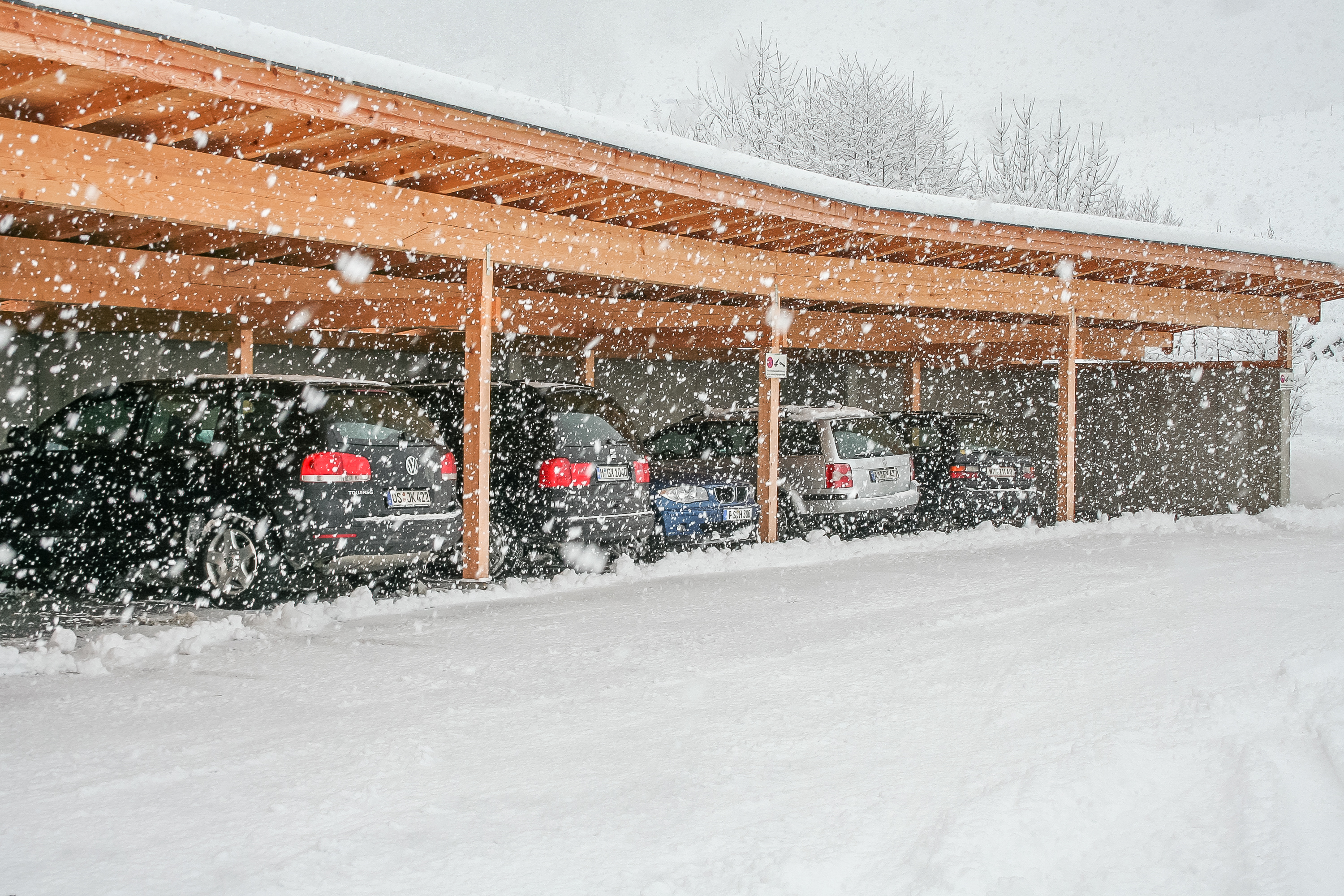 Ferien Bauernhof: Carport im Winter - Hinterburghof