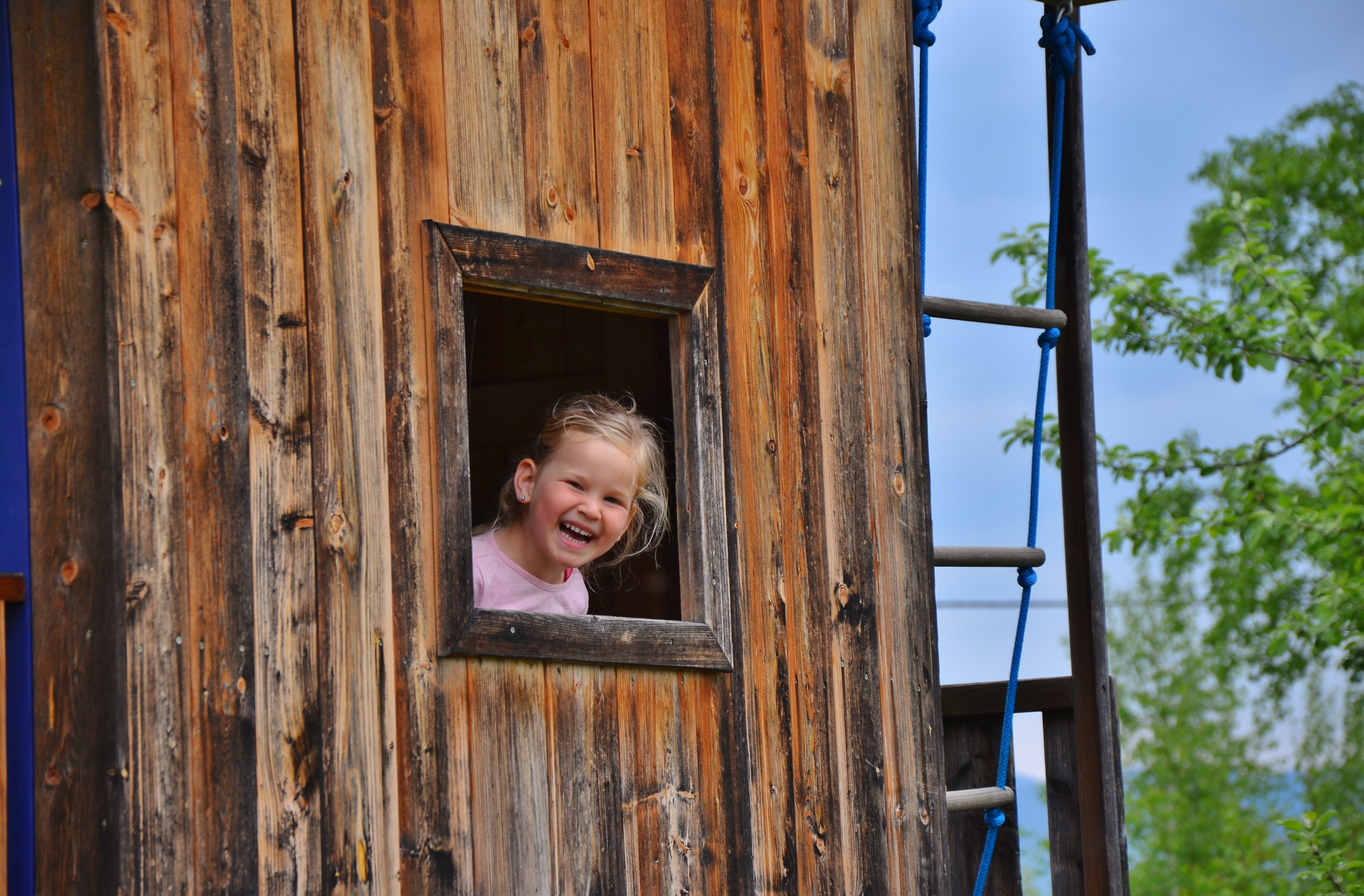 počitnice na kmetiji - Štajerska - Strahlendes Mädchen im Hochhaus am Kinderspielplatz bei Ferienwohnungen Perhofer im Almenland in der Steiermark. - Kindererlebnis-Bauernhof Perhofer Kleinkinderwochen im Almenland
