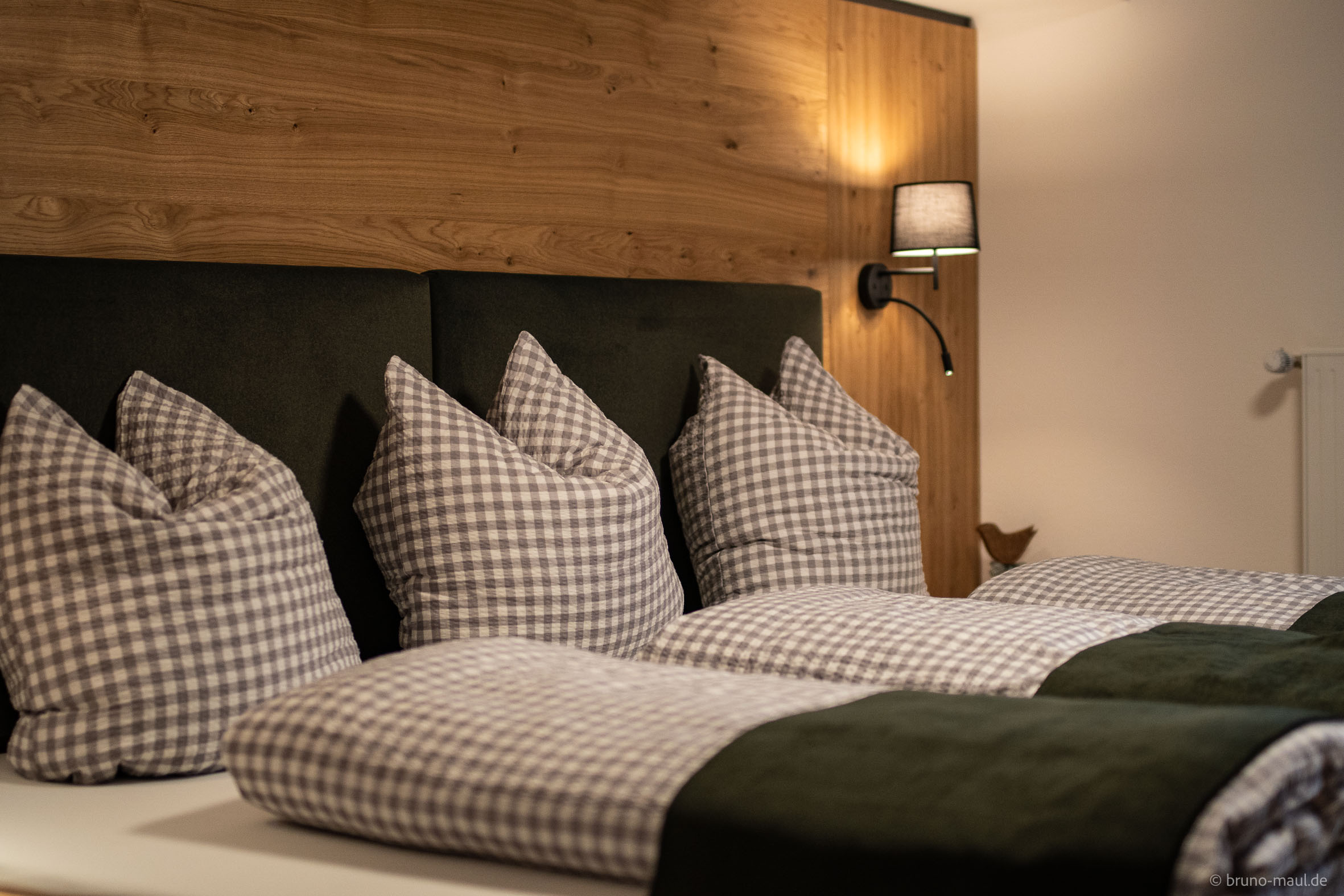 Unterkunft: Großes Elternschlafzimmer mit Familienbett, Fernseher, Kleiderschrank und Platz für ein Babybett bei Bedarf - Ferienwohnung Weitblick inklusiv Sauna und Ostbalkon