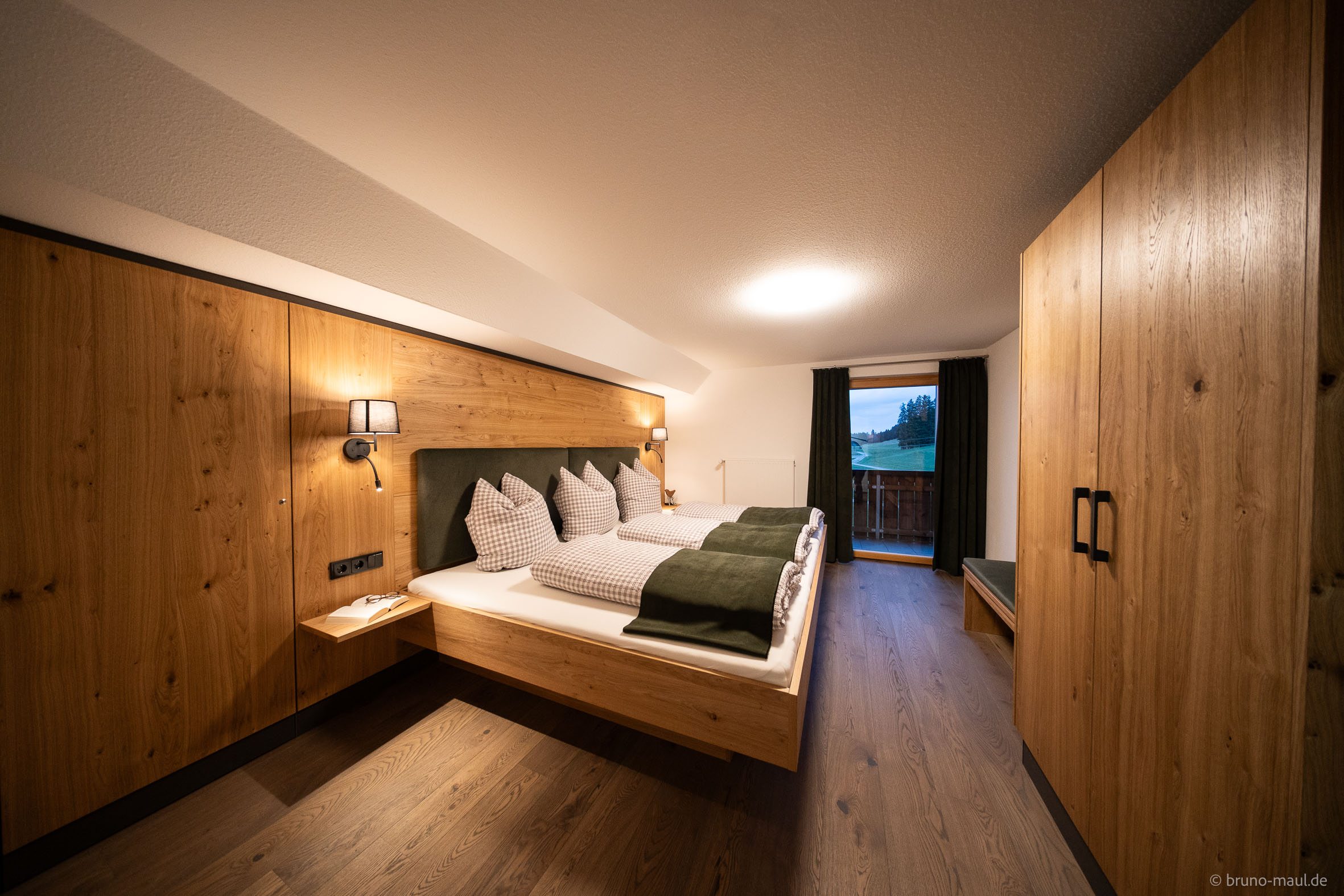 Unterkunft: Großes Elternschlafzimmer mit Familienbett, Fernseher, Kleiderschrank und Platz für ein Babybett bei Bedarf - Ferienwohnung Weitblick inklusiv Sauna und Ostbalkon