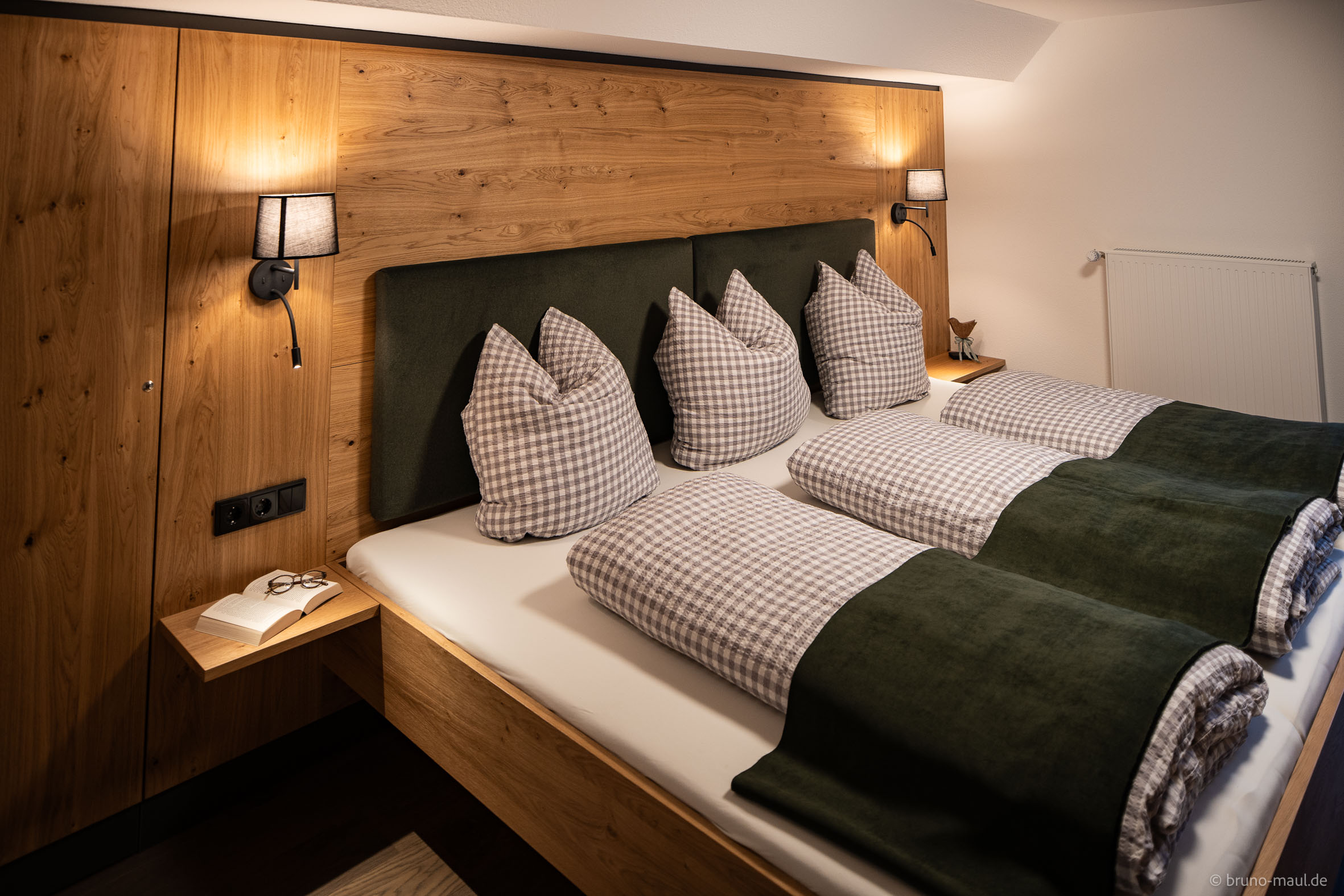 Unterkunft: Großes Elternschlafzimmer mit Familienbett, Fernseher, Kleiderschrank und Platz für ein Babybett bei Bedarf - Ferienwohnung Weitblick inklusiv Sauna und Ostbalkon