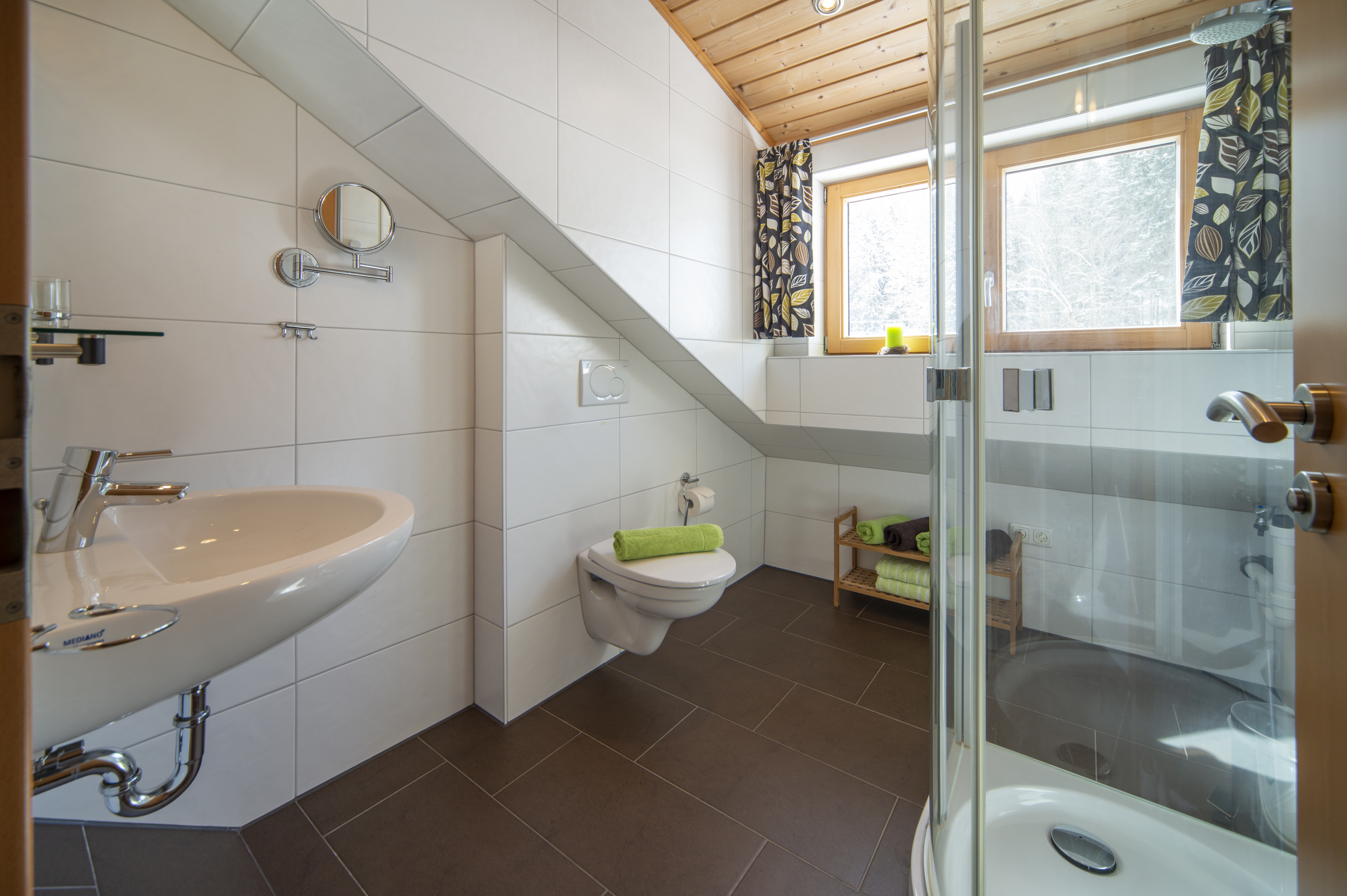 Unterkunft: Badezimmer mit Dusche, WC, flauschigen Handtüchern und Haartrockner - Ferienwohnung Löwenzahn