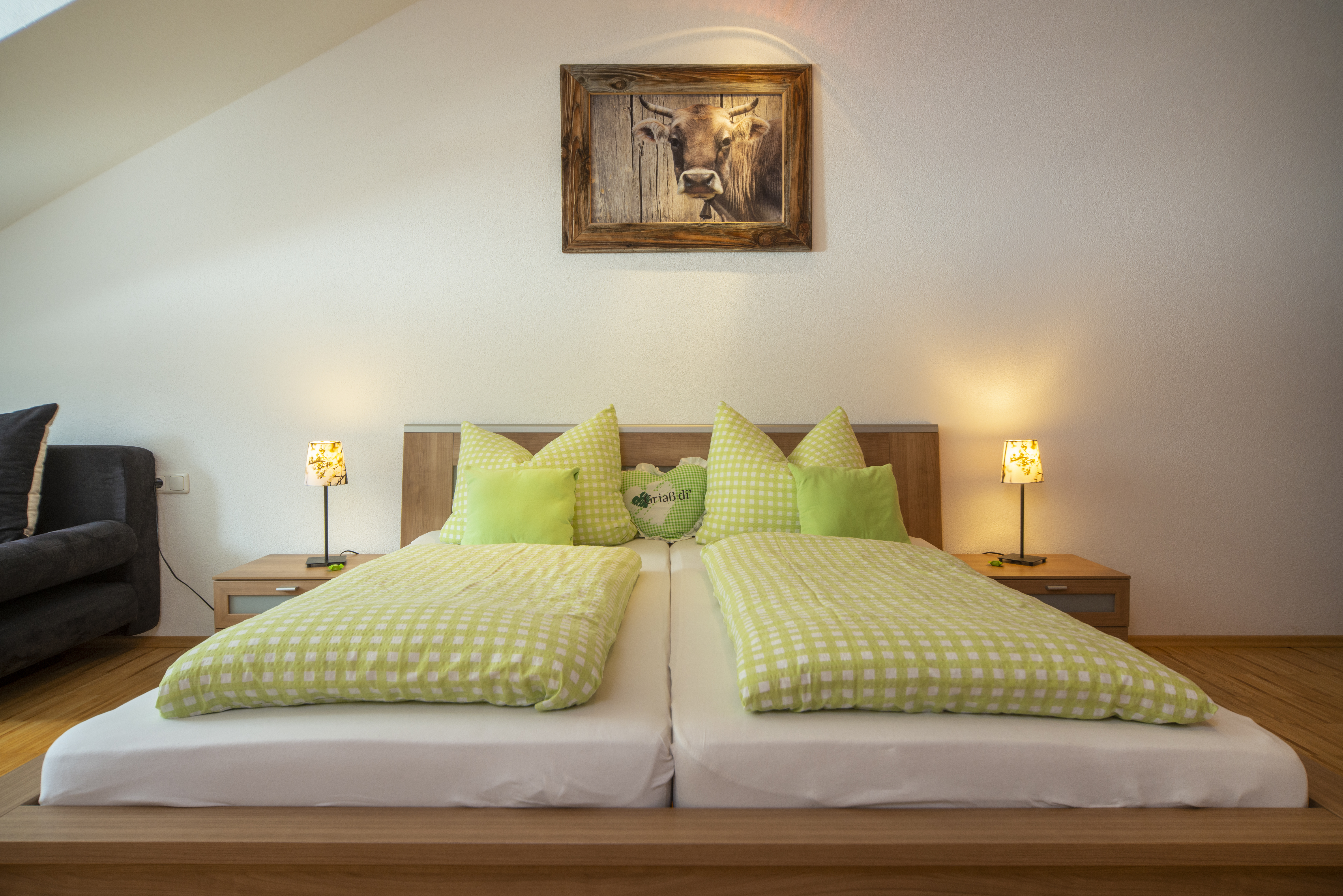 Unterkunft: Helles und geräumiges Elternschlafzimmer mit romantischer Sofaecke und genügend Stauraum für Ihre Kleidung - Ferienwohnung Löwenzahn