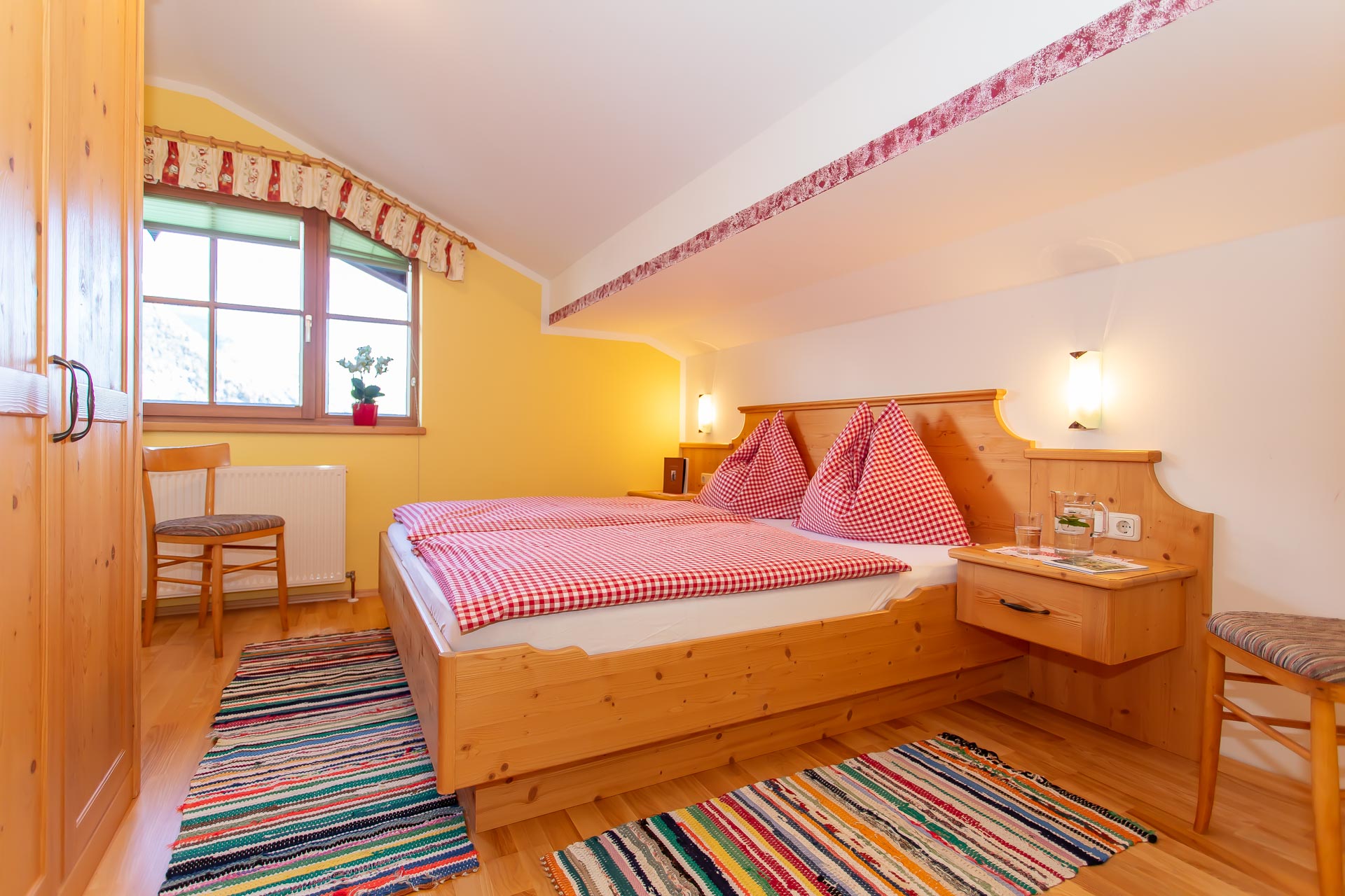 Ferien Bauernhof: BRANDEBENGUT BIOBAUERNHOF - Chambre, Cour de ferme