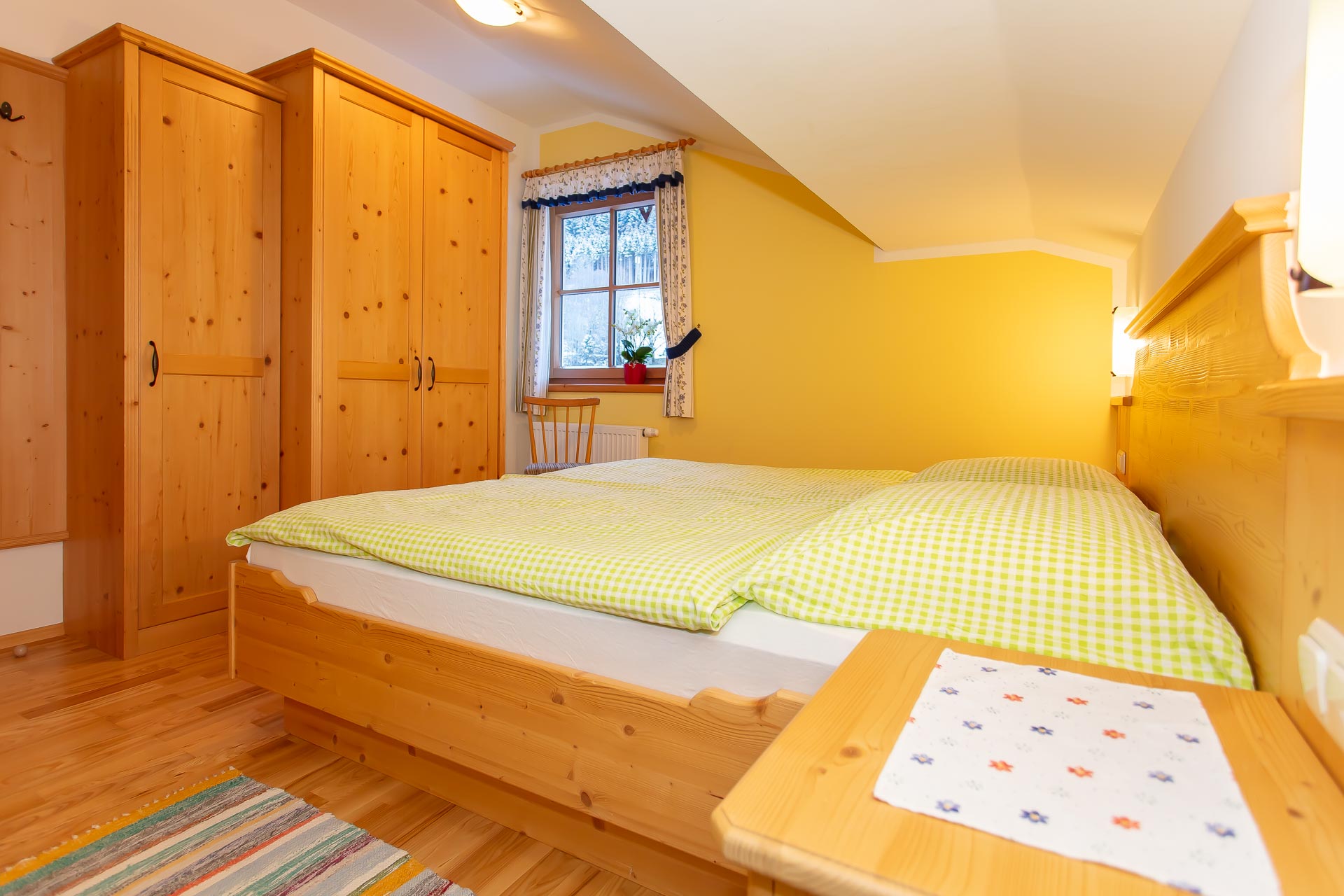 Ferien Bauernhof: BRANDEBENGUT BIOBAUERNHOF - Chambre, Cour de ferme
