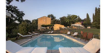 Urlaub auf dem Bauernhof - Italien - Blick auf das Bauernhaus vom Swimmingpool aus. - Agriturismo La Tinaia