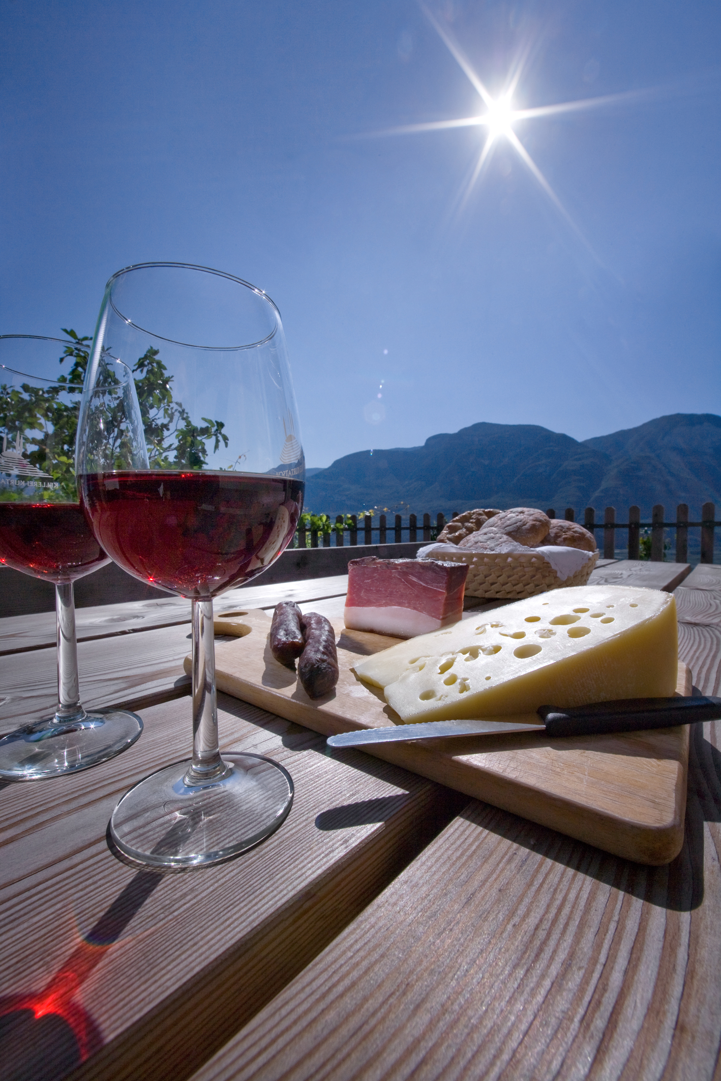 Ferien Bauernhof: Südtiroler Brettljause auf der Terrasse der Ferienwohnung "Garten" - Lindenhof - Culinaire