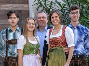Lindenhof host Pomella family