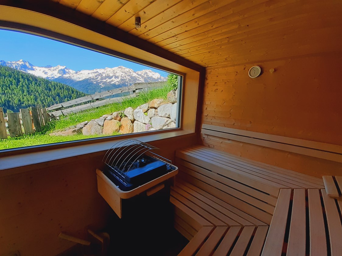 Bauernhofurlaub-Angebot: Sauna mit Panoramablick  - Wellnesstage im Ötztal