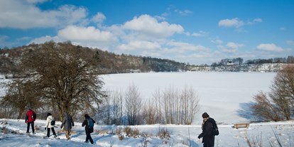 Urlaub auf dem Bauernhof - Winterlandschaft in der Eifel bei einer Wanderung ums Maar - Winter-EIFEL-Auszeit