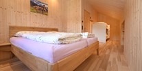 Urlaub auf dem Bauernhof - Premium-Höfe ✓ - Schlafzimmer der Ferienwohnung Blauer Himmel - Ferienhof Landerleben
