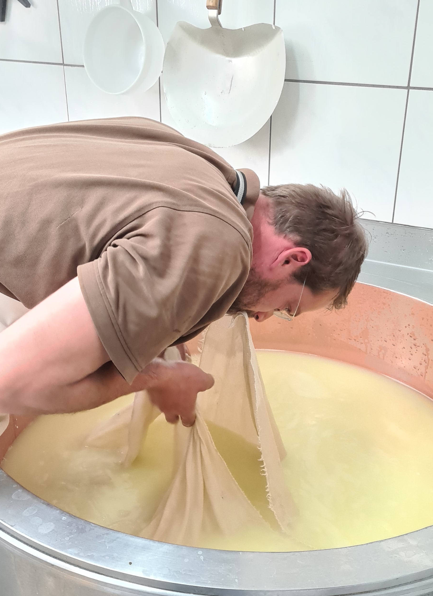 Ferien Bauernhof: Berkäse von Hand ausnehmen, Alpsennerei - Ferienhof Alpe Berg