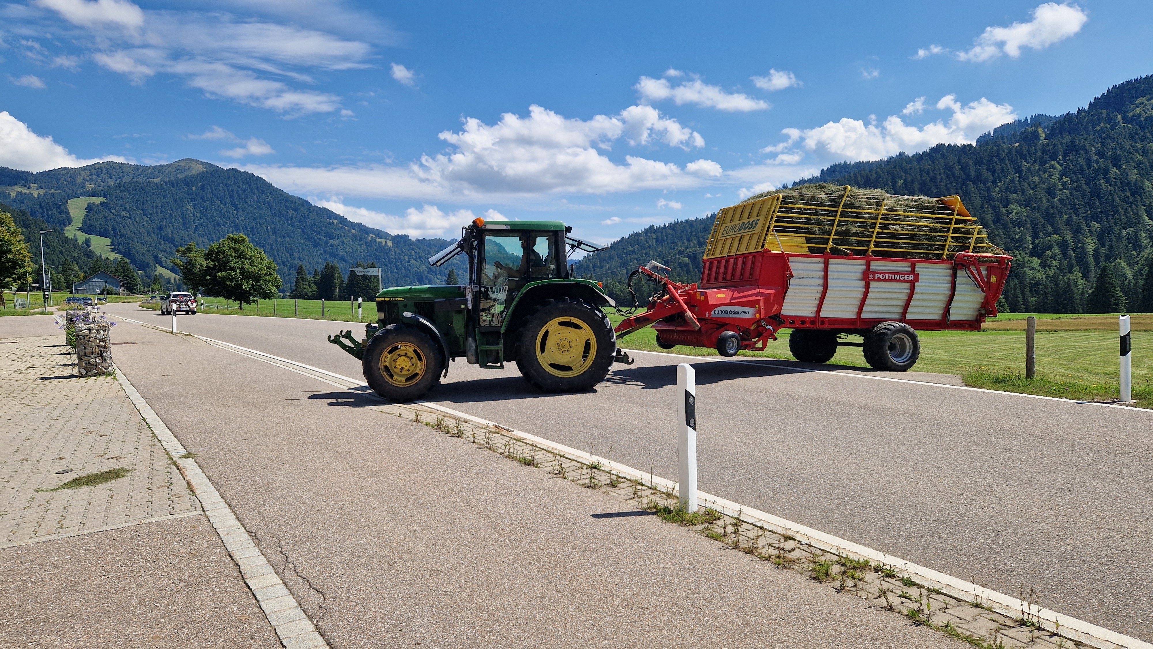 Ferien Bauernhof: Heu einbringen mit dem Traktor - Ferienhof Alpe Berg