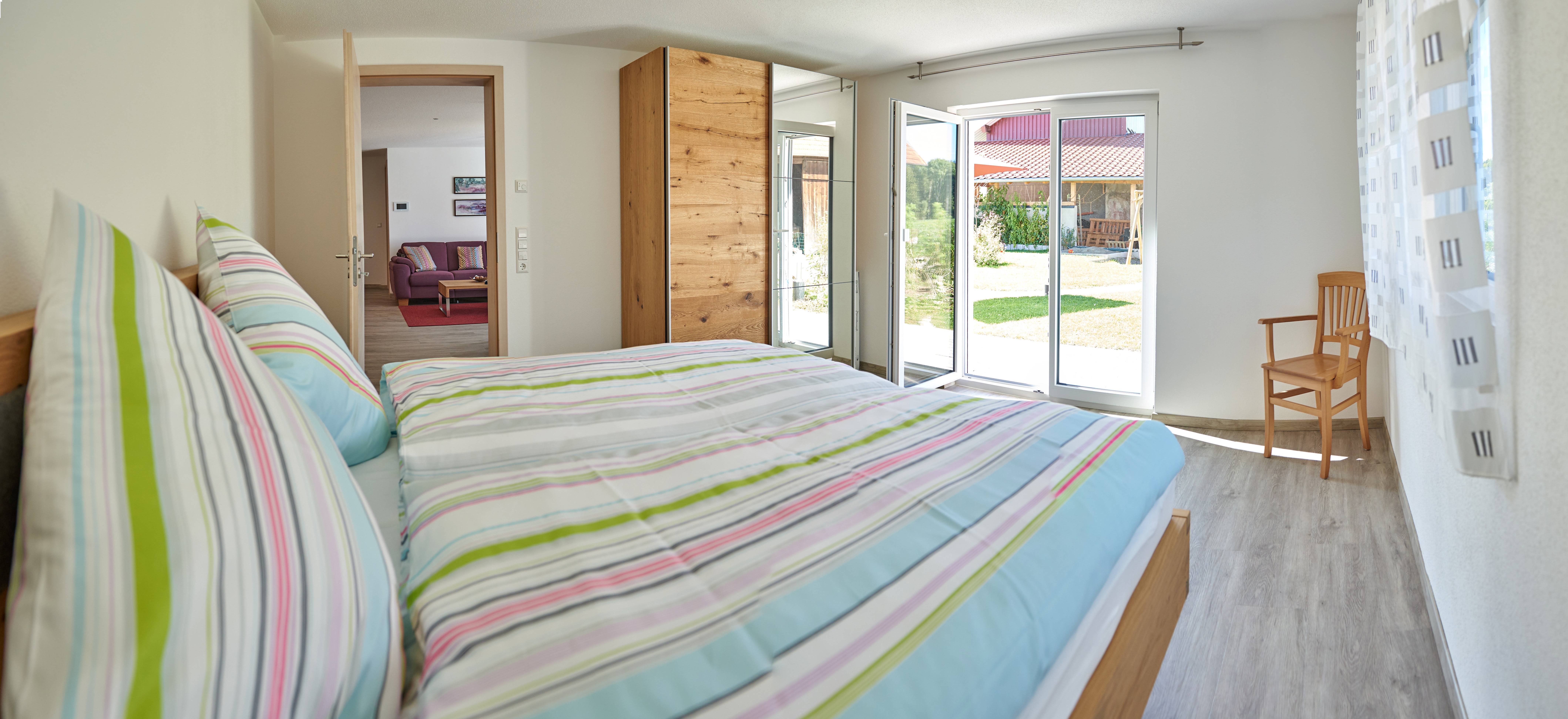 Urlaub auf dem Bauernhof - ideal für: Pärchen - Heimenkirch - Schlafzimmer mit Doppelbett EG und OG - Ferienwohnung Kebachhof