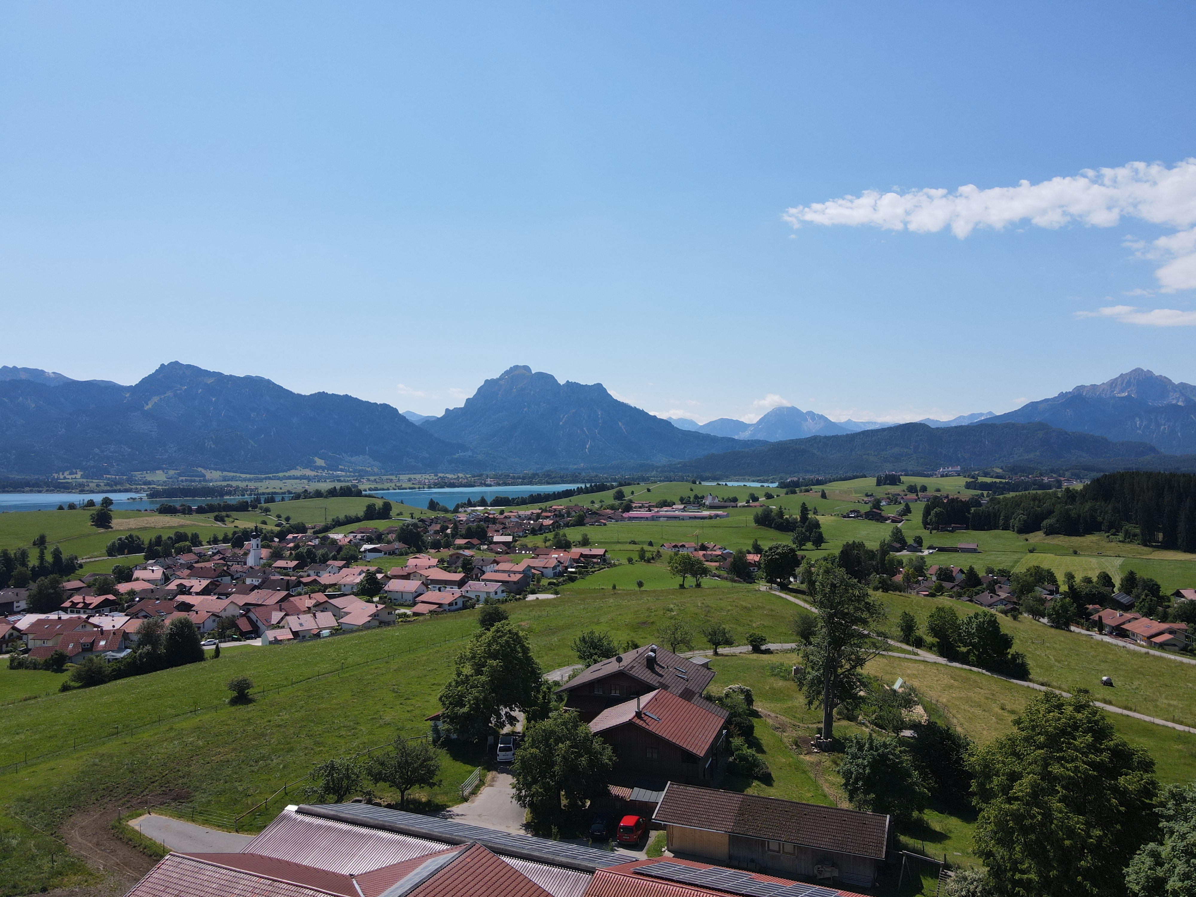 vacances à la ferme - Bavière - Biohof Stöger - Luftaufnahme vom Hof und der Umgebung bei Füssen - Stöger Chalets am Biohof Stöger