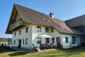 Ferien Bauernhof: Ferienwohnung "Linde" im DG mit Balkon und Terrasse - Mockenhof