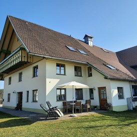 Ferien Bauernhof: Ferienwohnung "Linde" im DG mit Balkon und Terrasse - Mockenhof