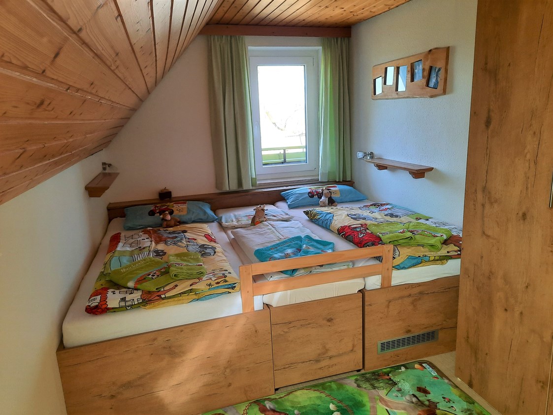 Ferien Bauernhof: Ferienwohnung "Linde" Kinderzimmer mit Kuschelbett - Mockenhof