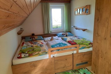 Ferien Bauernhof: Ferienwohnung "Linde" Kinderzimmer mit Kuschelbett - Mockenhof
