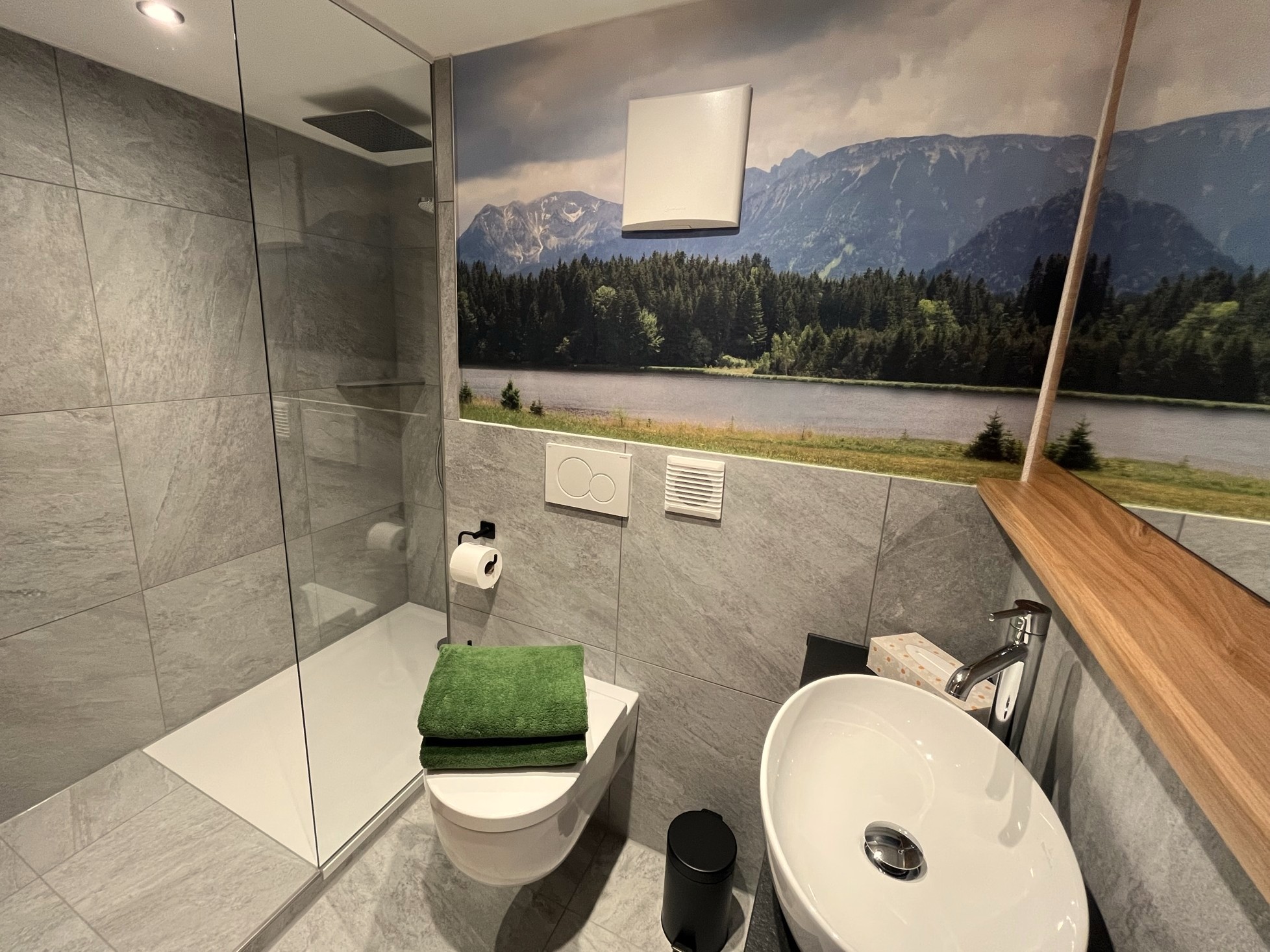 Ferien Bauernhof: Ferienwohnung Weitblick: Kleines Bad mit begehbarer Dusche und WC – praktisch und funktional - Ferienhof Nägele