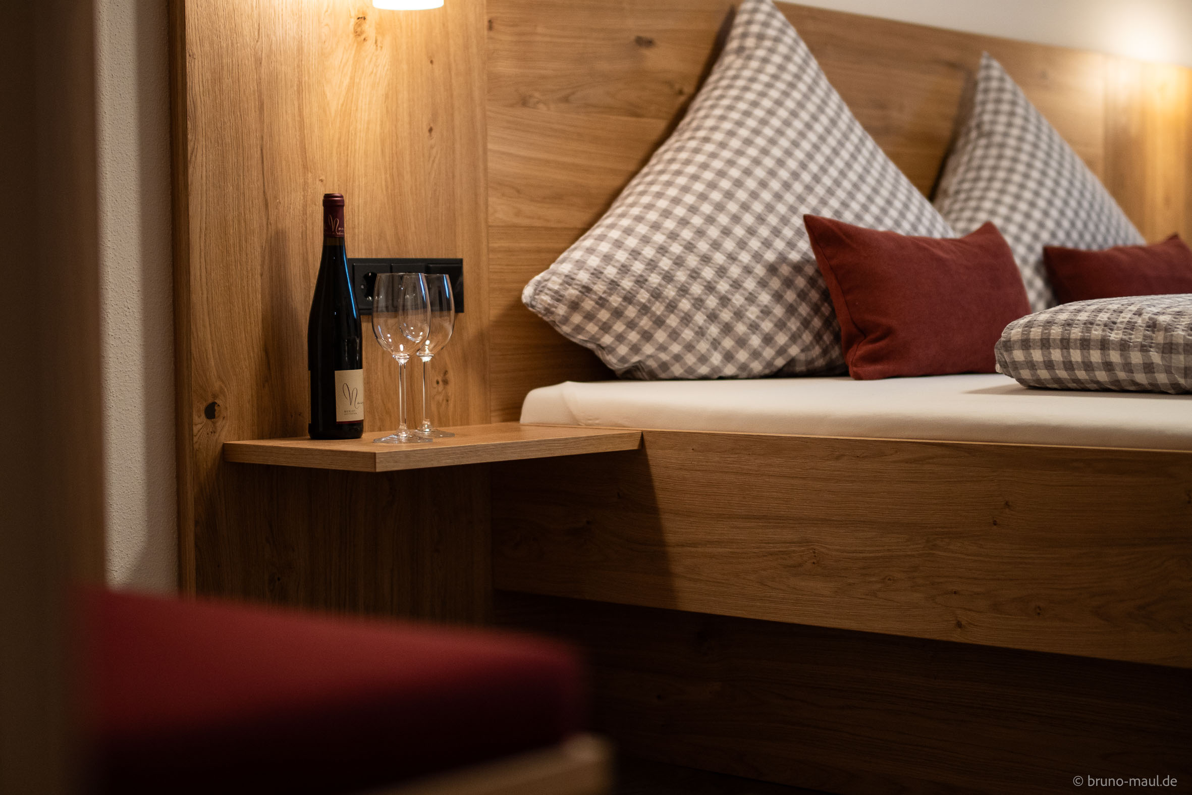 Ferien Bauernhof: Ferienwohnung Weitblick:  Großes Schlafzimmer mit komfortablem Doppelbett, Fernseher und Platz für ein Babybett - Ferienhof Nägele