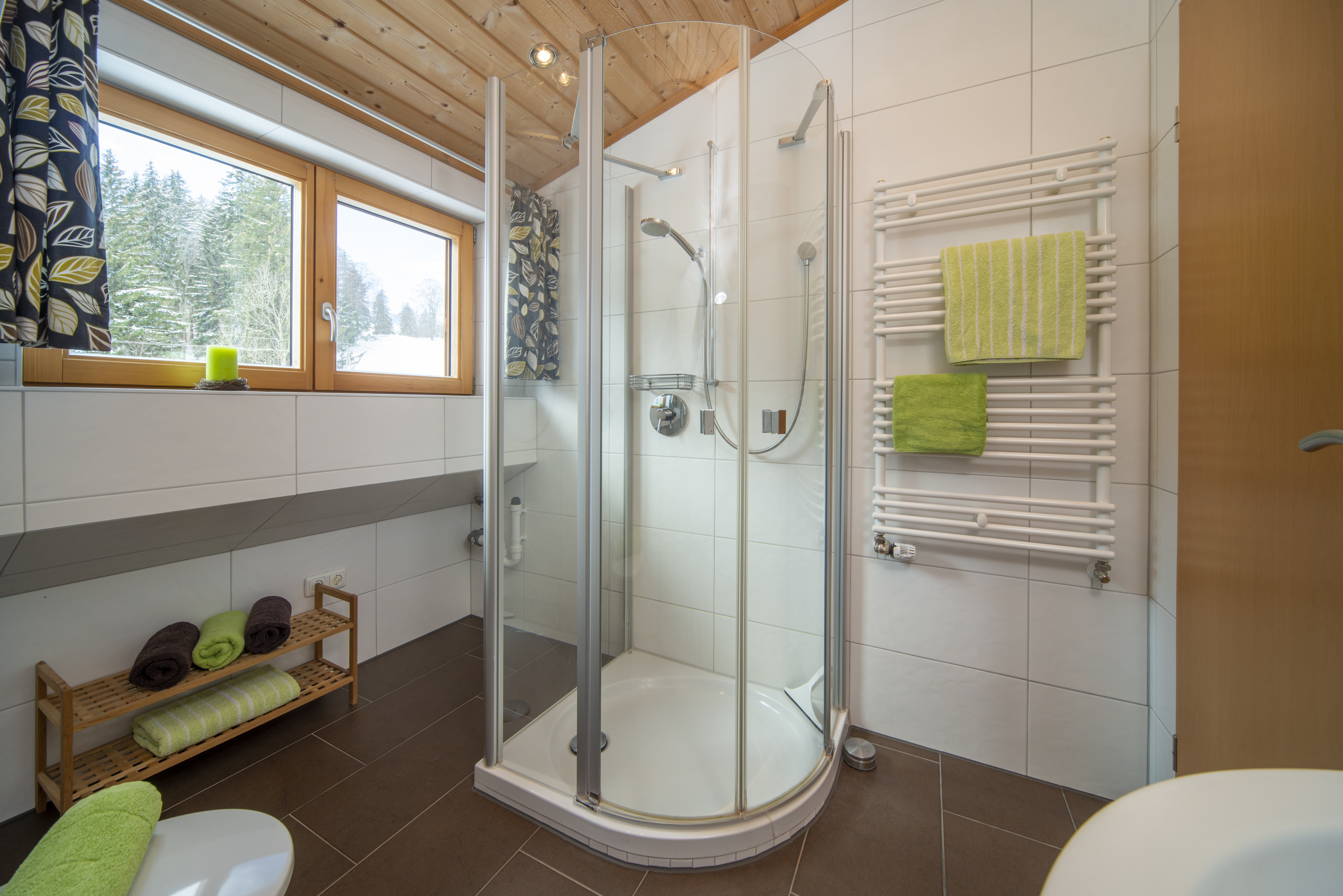 Ferien Bauernhof: Ferienwohnung Löwenzahn: Badezimmer mit Dusche, WC, flauschigen Handtüchern und Haartrockner
 - Ferienhof Nägele