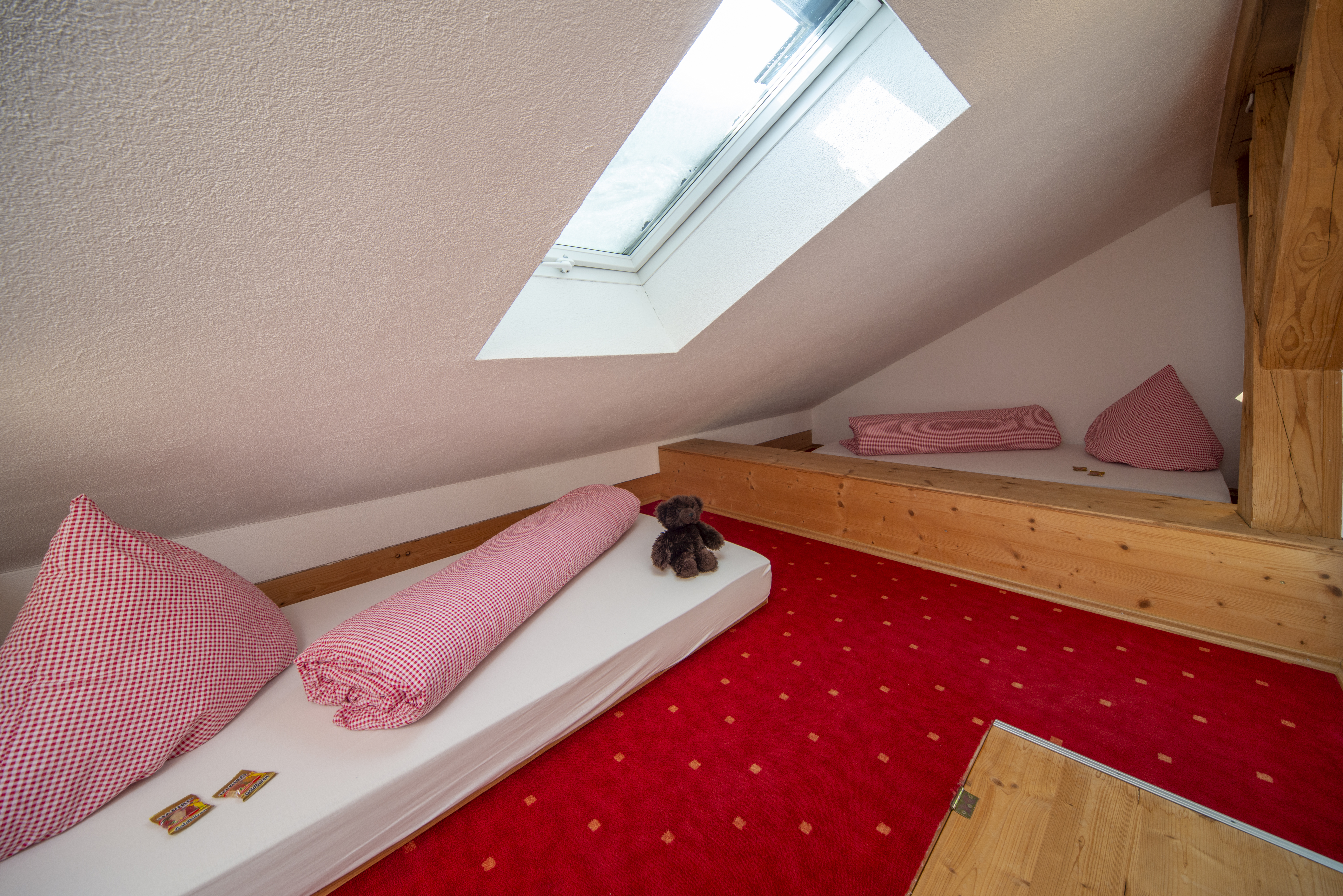 Ferien Bauernhof: Ferienwohnung Löwenzahn: Kinder- und Teeneparadies – Unsere Ferienwohnung Löwenzahn bietet einen gemütlichen Rückzugsort mit Fallklappe für Kinder und Jugendliche zum Träumen, Lesen und Spielen.
Gemütliches Schlafreich für Kinder mit Kuschelecke
Abschließbares Dachfenster - Ferienhof Nägele