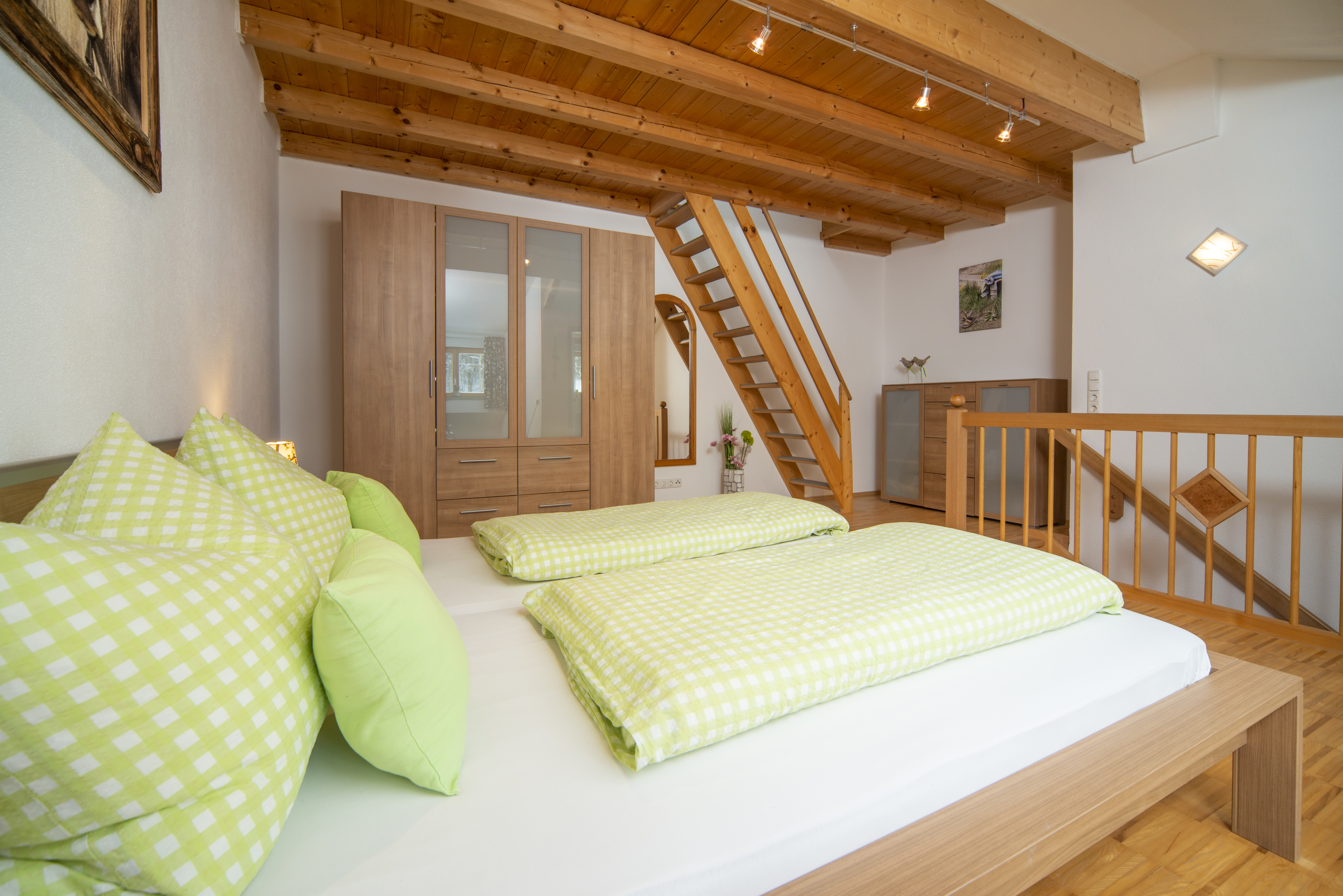 Ferien Bauernhof: Ferienwohnung Löwenzahn: Helles und geräumiges Elternschlafzimmer mit romantischer Sofaecke und genügend Stauraum für Ihre Kleidung - Ferienhof Nägele