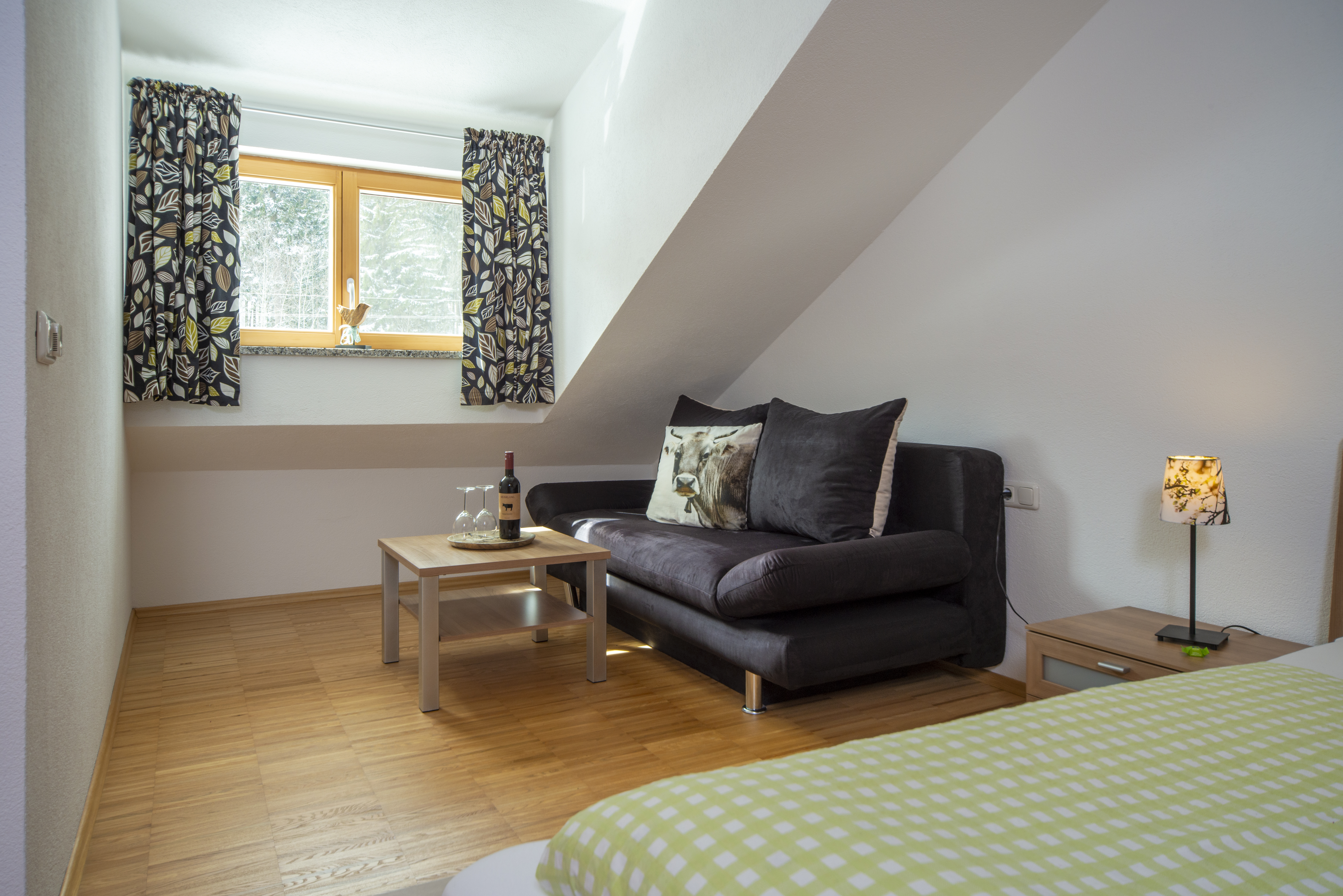 Ferien Bauernhof: Ferienwohnung Löwenzahn: Helles und geräumiges Elternschlafzimmer mit romantischer Sofaecke und genügend Stauraum für Ihre Kleidung - Ferienhof Nägele