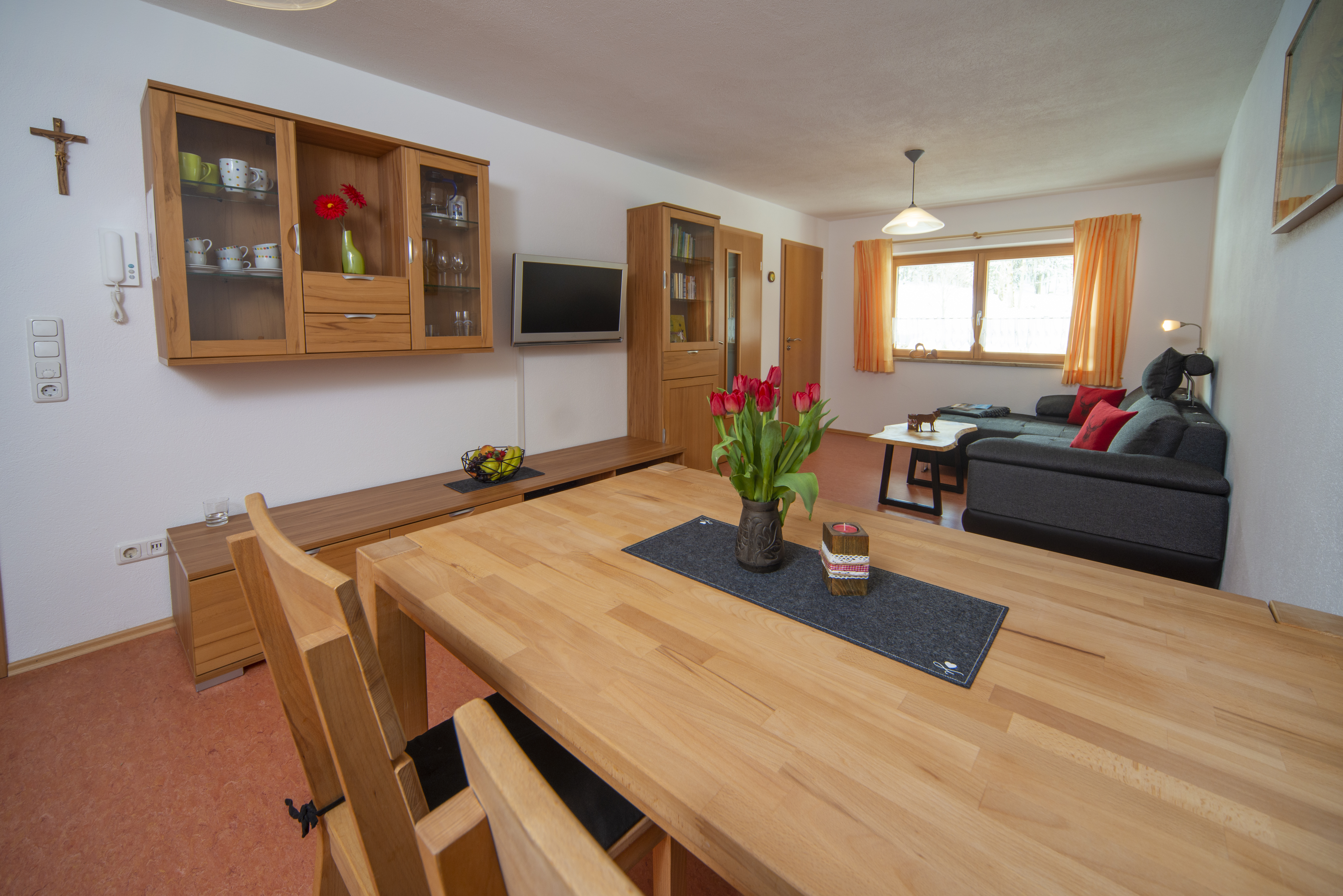 Ferien Bauernhof: Ferienwohnung Löwenzahn: Gemütlicher Wohnbereich mit bequemer Couch, Fernseher, Büchern und Spielen - Ferienhof Nägele