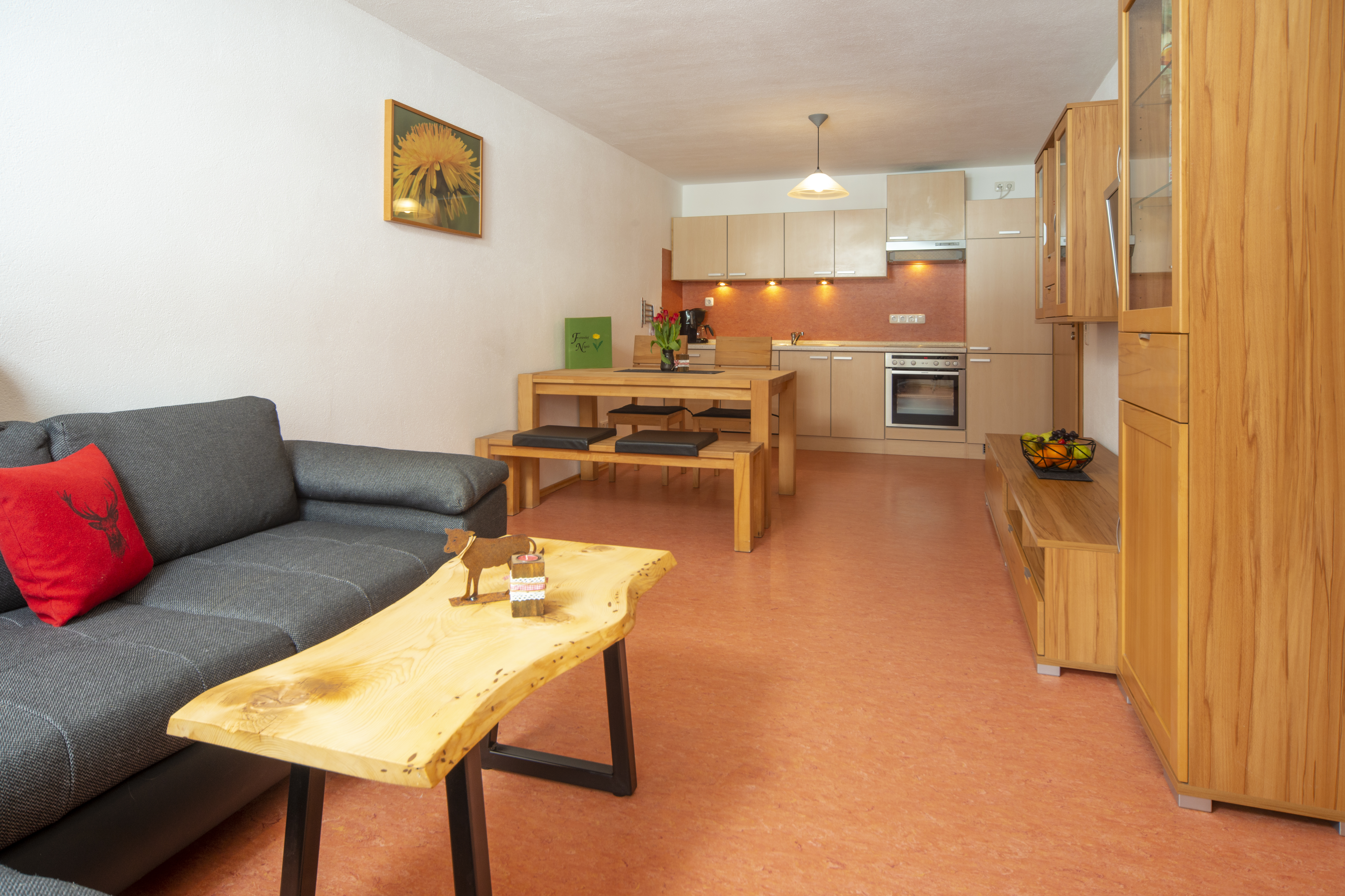 Ferien Bauernhof: Ferienwohnung Löwenzahn: Großer Wohnraum mit komplett ausgestatteter Küchenzeile (Geschirrspülmaschine, Kühlschrank mit Gefrierfach, Cerankochfeld und Backofen, Kaffeemaschine, Wasserkocher, Handmixer, Toaster, Töpfe, Schüsseln, Backutensilien, Geschirr und Besteck, sowie ein paar Gewürze) - Ferienhof Nägele