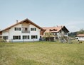 Ferien Bauernhof: Das 2020 neu gebaute Haus mit den beiden Ferienwohnungen "Viehweid" und "Kemptner Wald". - Biohof Stadler