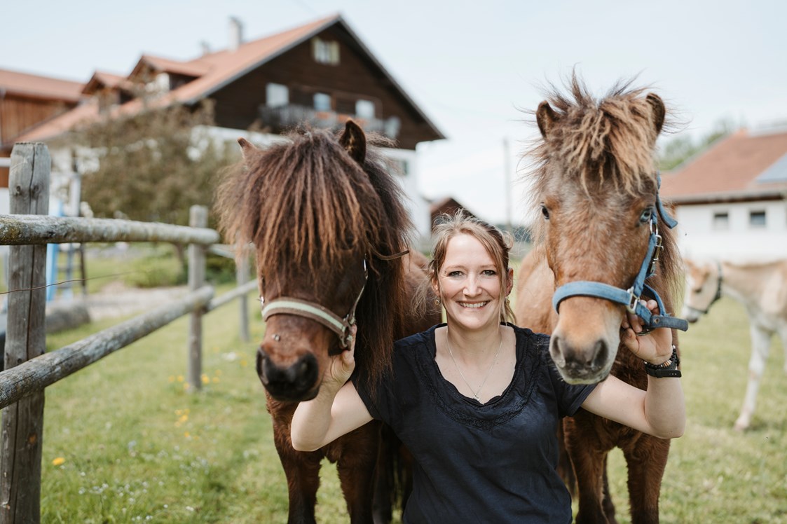 Ferien Bauernhof: Nici mit unseren beiden Ponys Sandro & Karlotte - Biohof Stadler