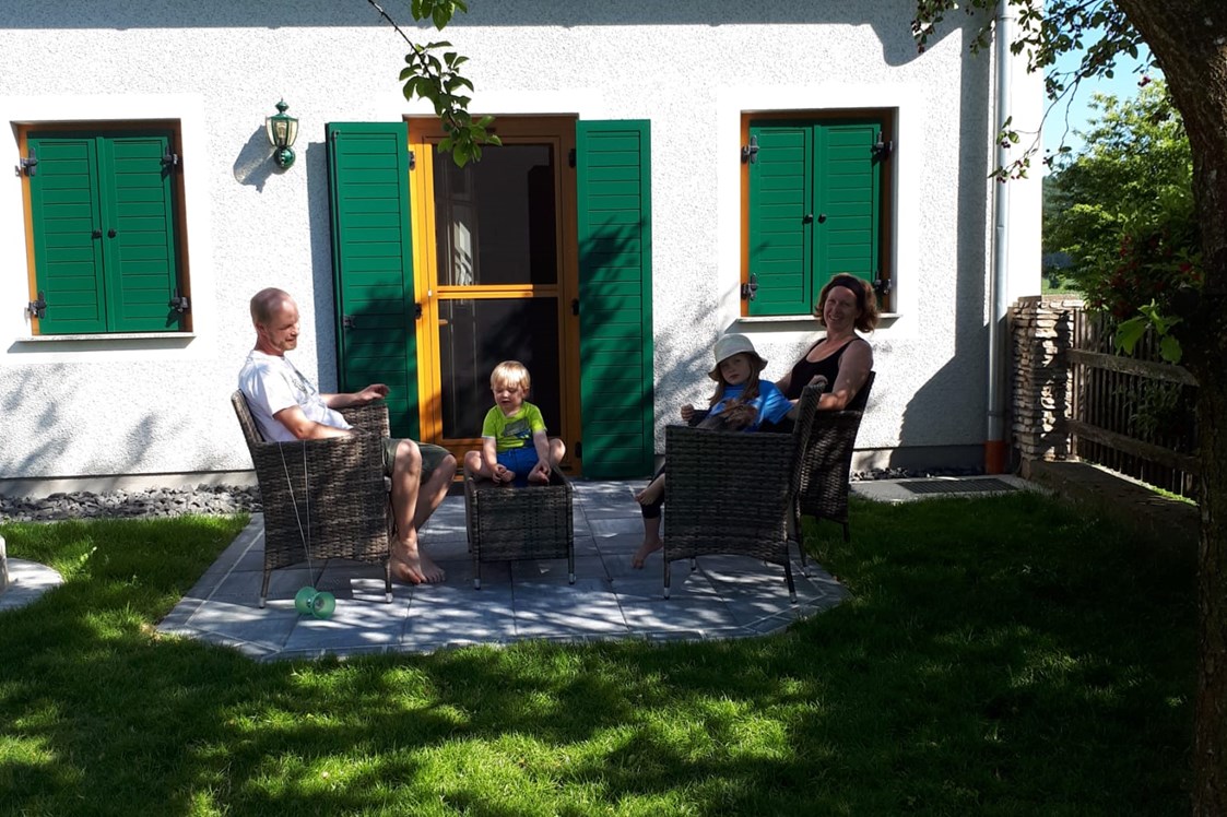 Ferien Bauernhof: Jede Wohnung verfügt über eine Terrasse auf die Wiese - ⁵Dorfhof Bauer