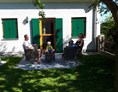 Ferien Bauernhof: Jede Wohnung verfügt über eine Terrasse auf die Wiese - ⁵Dorfhof Bauer