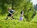 Ferien Bauernhof: Bei den täglichen Arbeiten am Hof Kindheitserinnerungen aufleben lassen.
 - Kühbergerhof