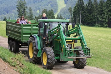 Ferien Bauernhof: Traktorrundfahrt - Erlebnishof Reiner