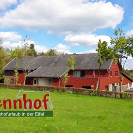 Ferien Bauernhof: Unser Ferienhof: hier sind das Bauernhaus, die beiden Ferienwohnungen Stall und Scheune und die Ferienzimmer Venn und Eifel untergebracht. - Ferienhof Vennhof