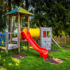 Ferien Bauernhof: wunderbarer Spielplatz direkt vorm Haus - MILLINGHOF