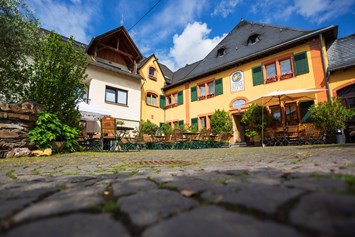 Ferien Bauernhof: Das Haupthaus mit angrenzendem Gästehaus an unserem mediterranem Innenhof. - Bio-Weingut Staffelter Hof