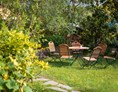 Ferien Bauernhof: Lust auf ein Gläschen Wein in einer unserer ruhigen Ecken im Garten? - Bio-Weingut Staffelter Hof